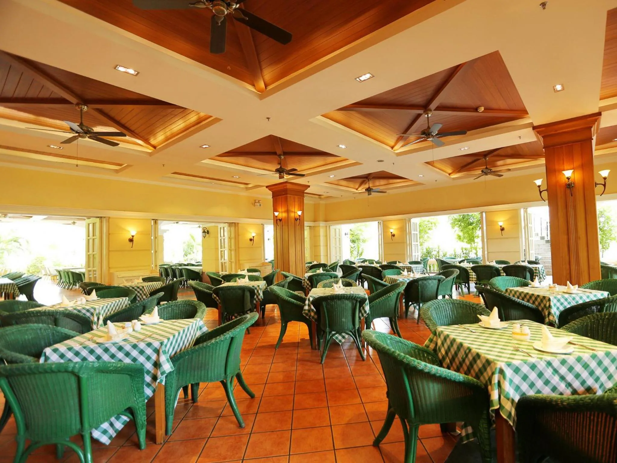 Restaurant/places to eat in Palm Beach Resort & Spa