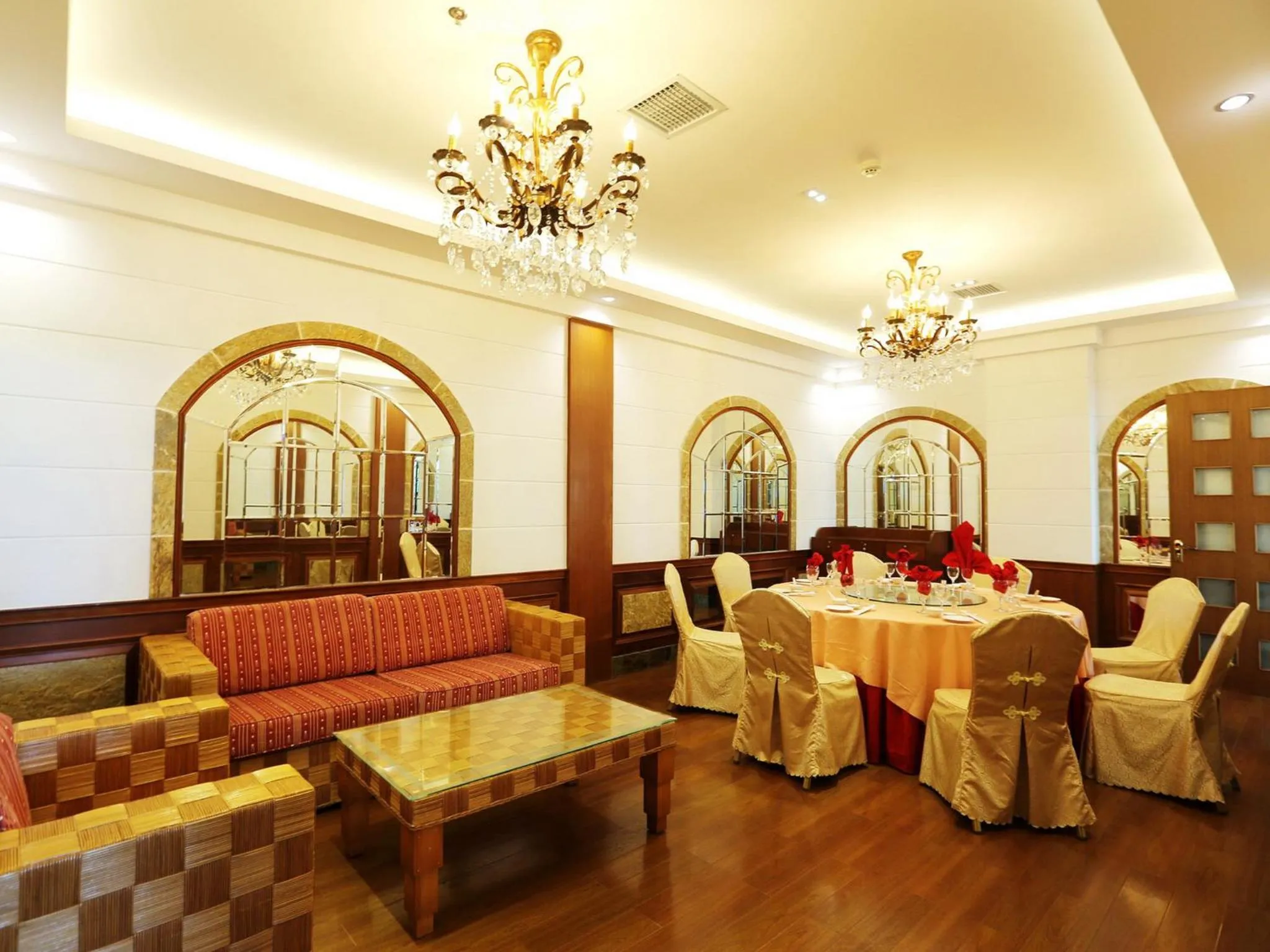 Restaurant/places to eat in Palm Beach Resort & Spa