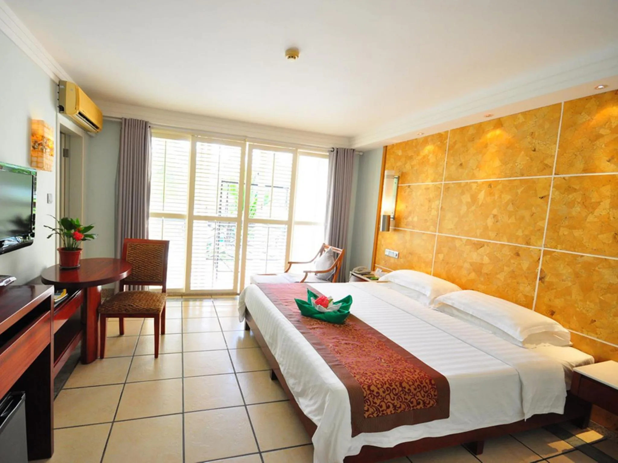 Bedroom, Bed in Palm Beach Resort & Spa