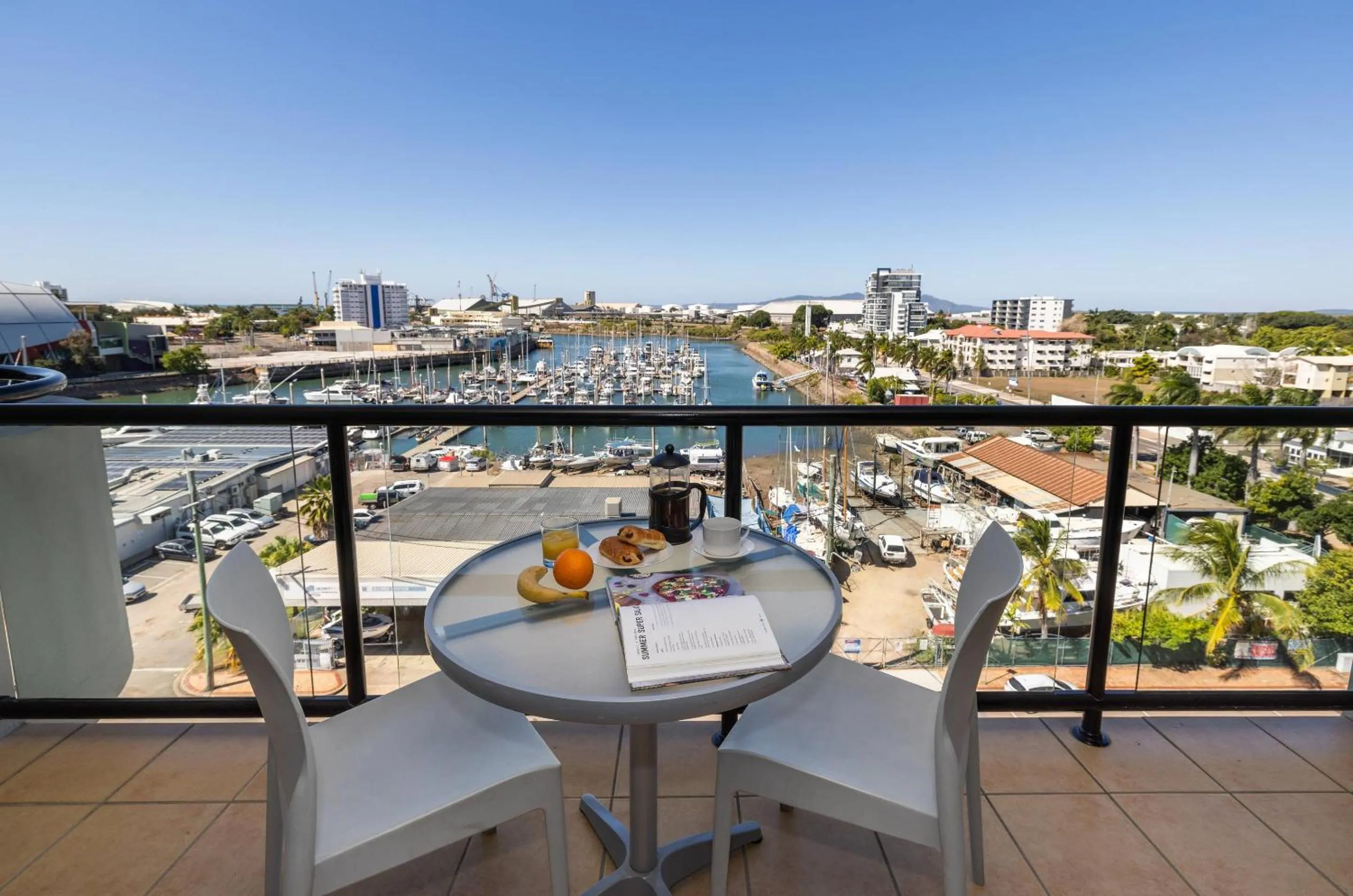 Bedroom in MainStay Suites Townsville
