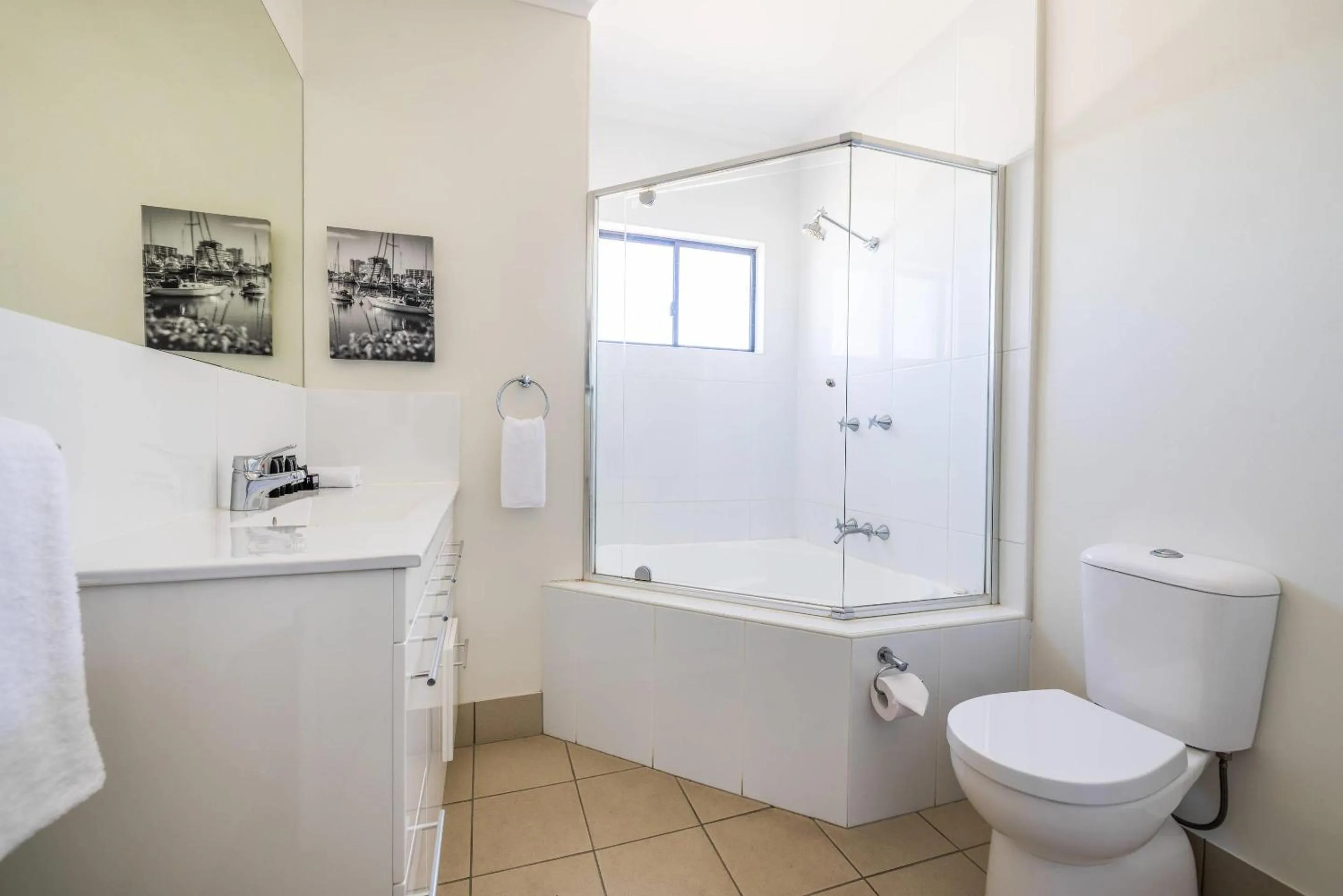 Bedroom in MainStay Suites Townsville