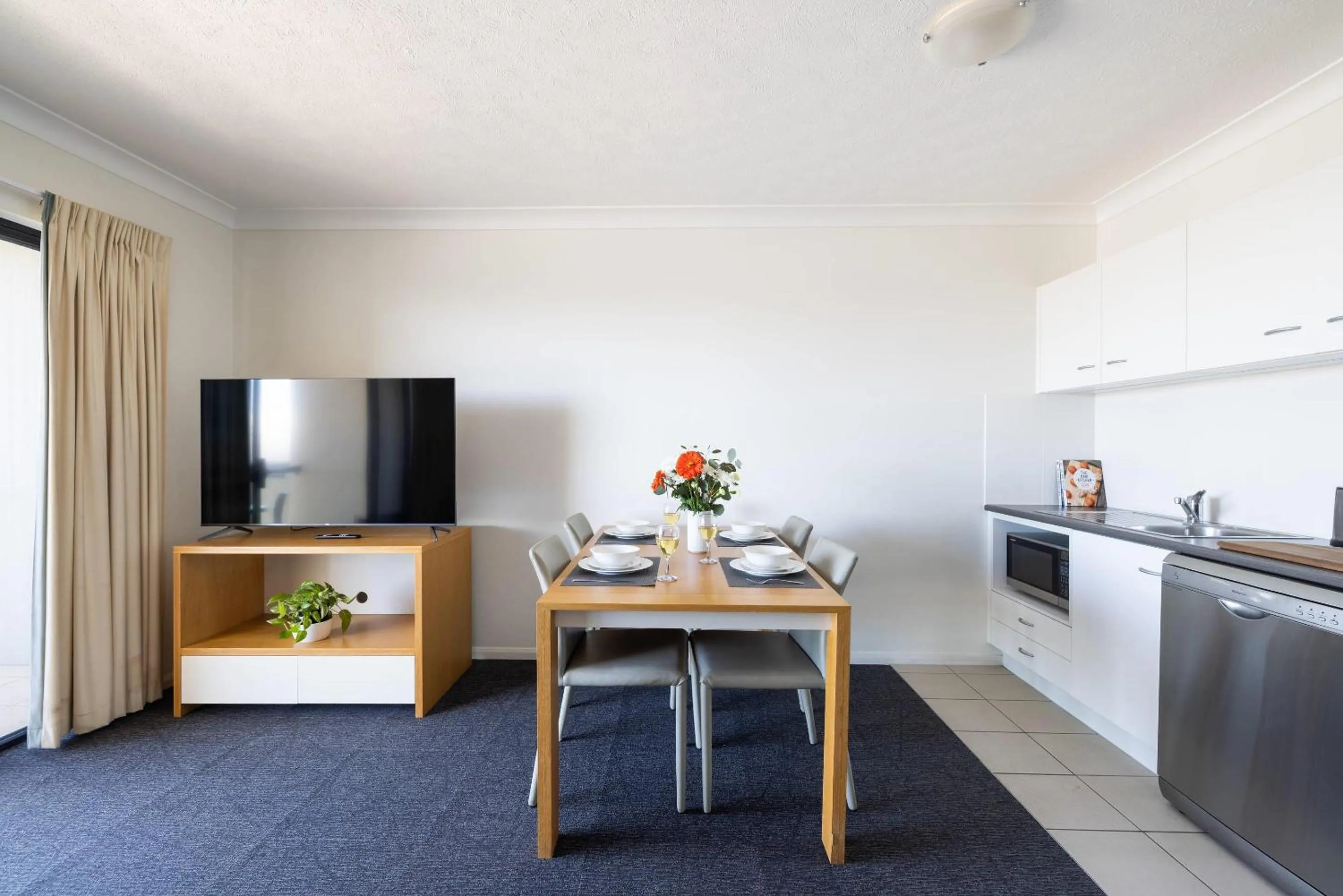 Bedroom in MainStay Suites Townsville