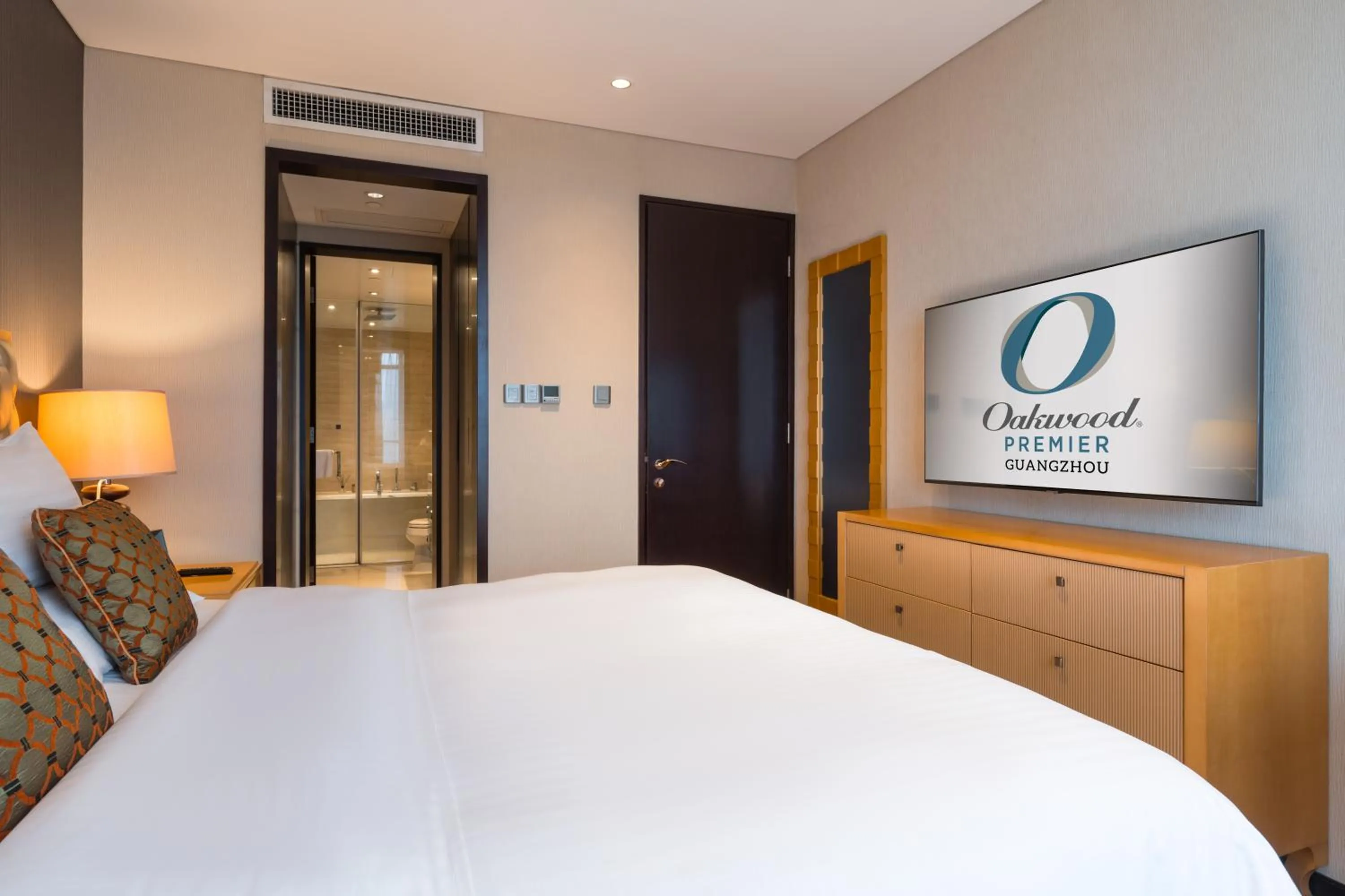 Bedroom, Bed in Oakwood Premier Guangzhou