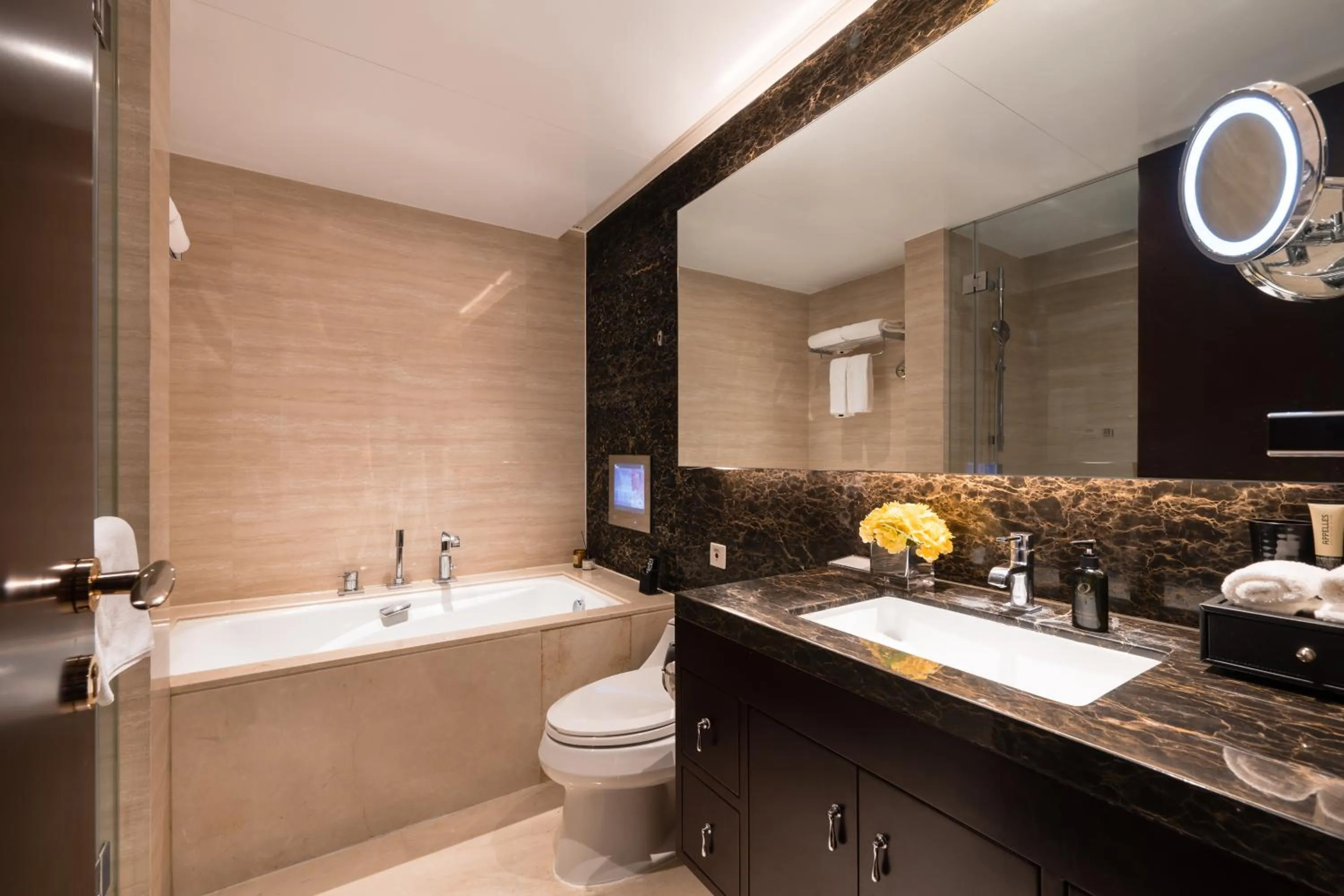 Bathroom in Oakwood Premier Guangzhou
