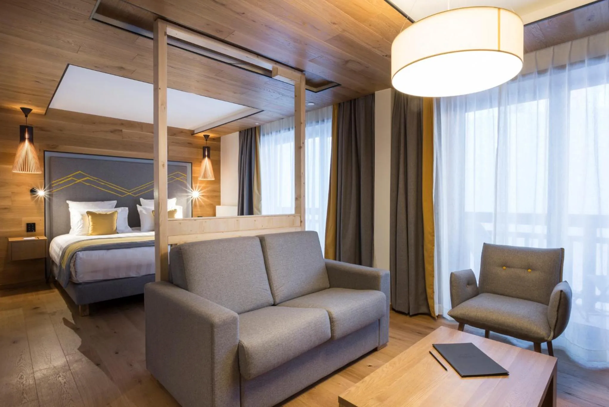 Living room, Bed in Hôtel Alparena & Spa - 4 étoiles