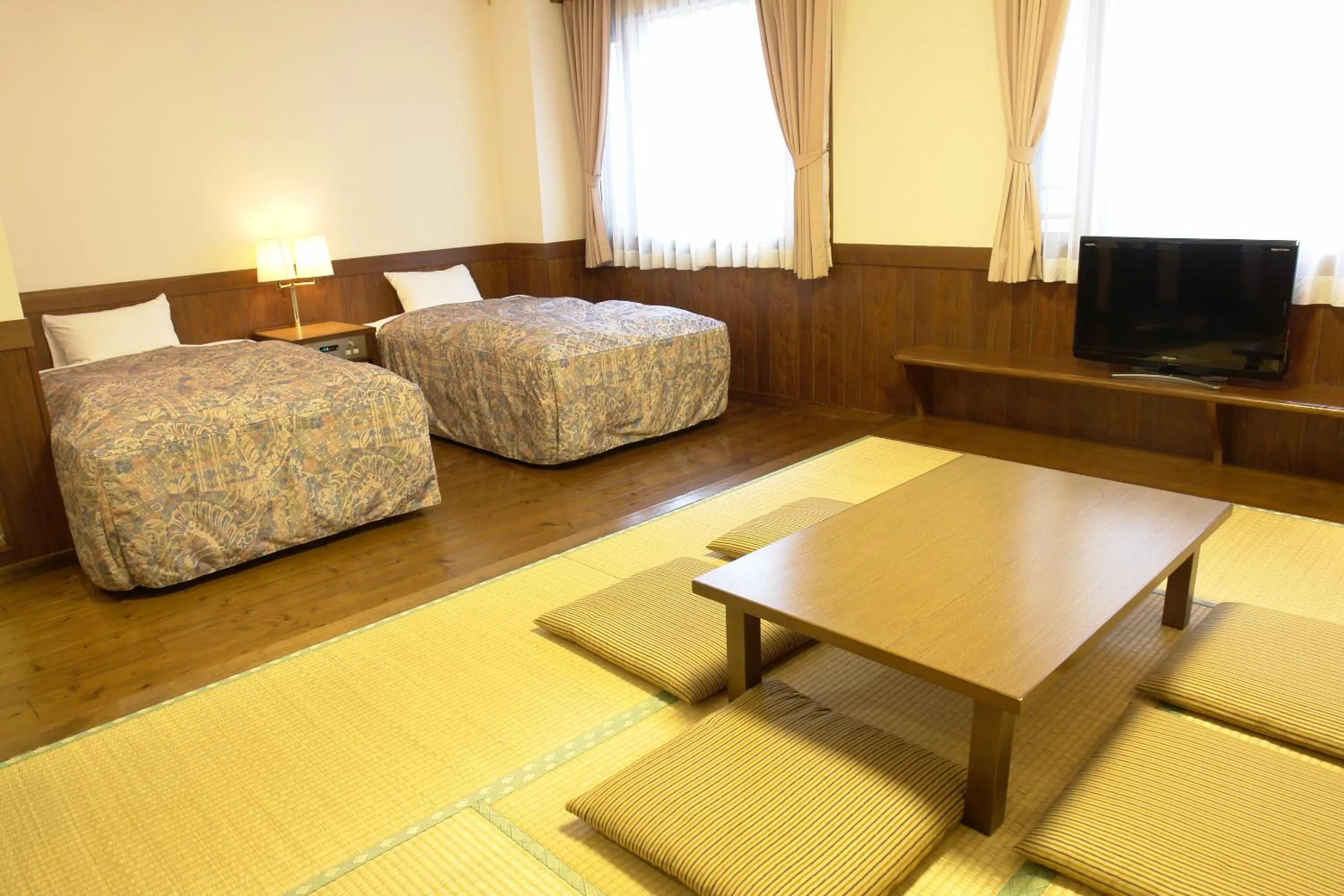 Photo of the whole room, Bed in Rakuchin
