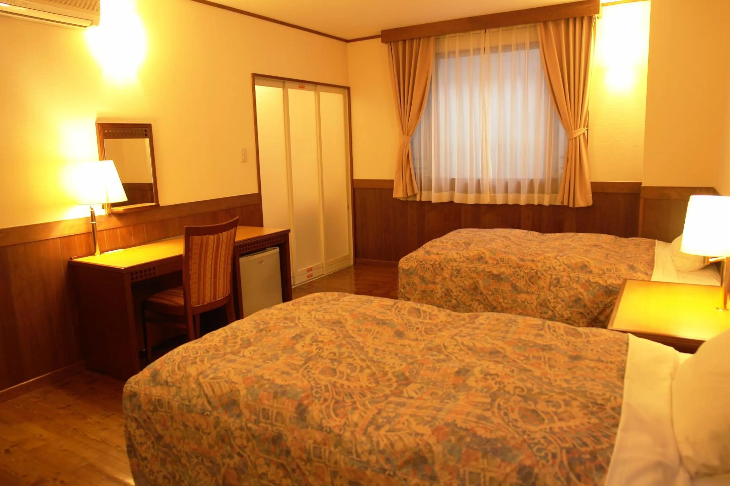 Photo of the whole room, Bed in Rakuchin