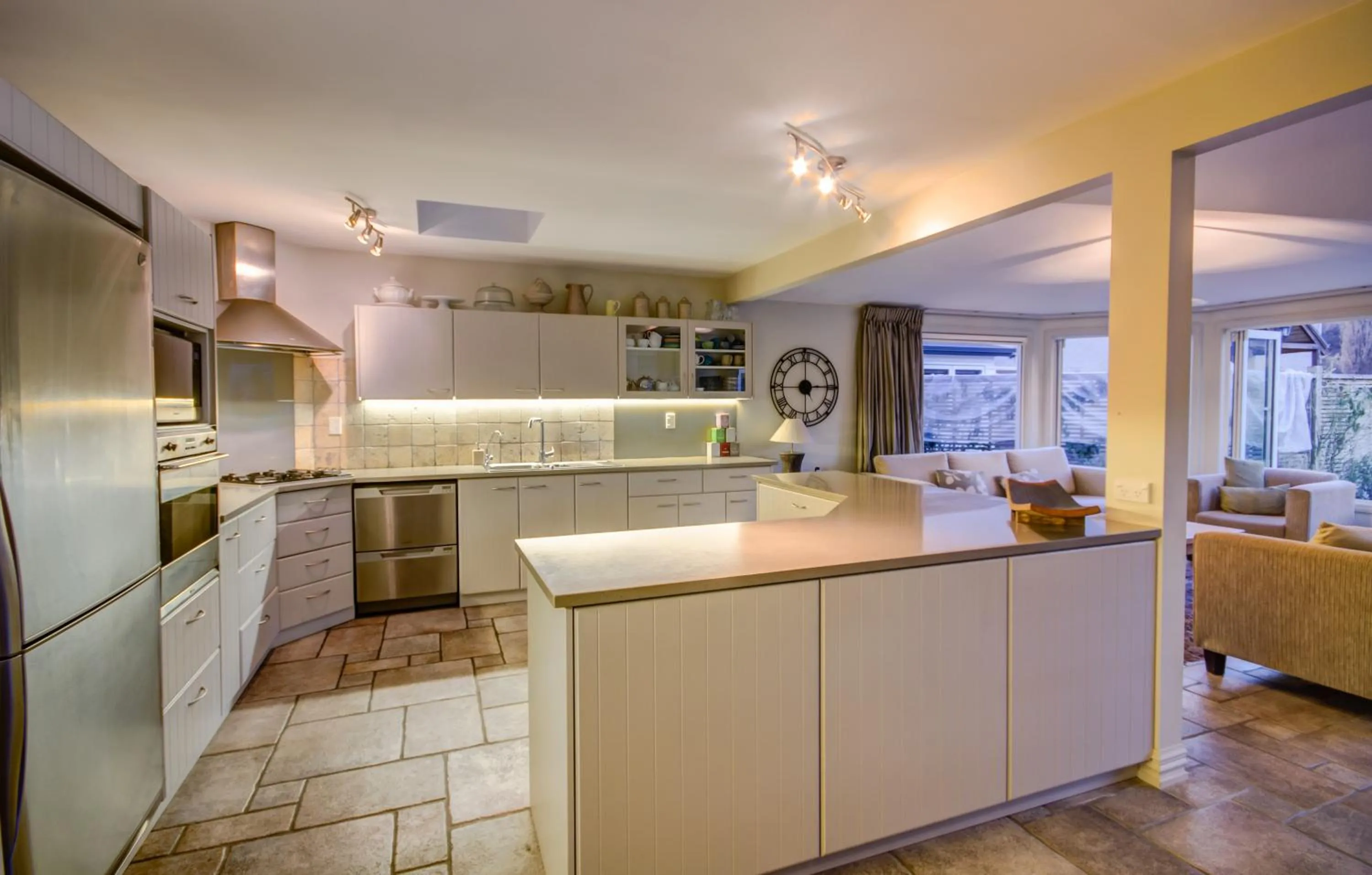 Kitchen or kitchenette in Queenstown Country Lodge