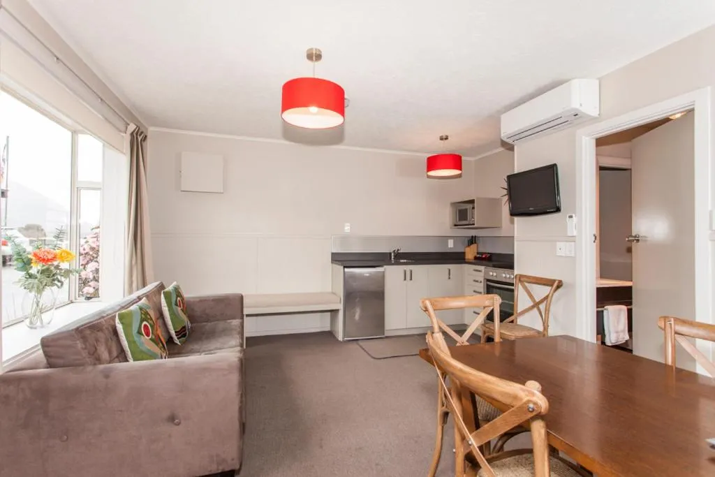 Kitchen or kitchenette in Wanaka View Motel
