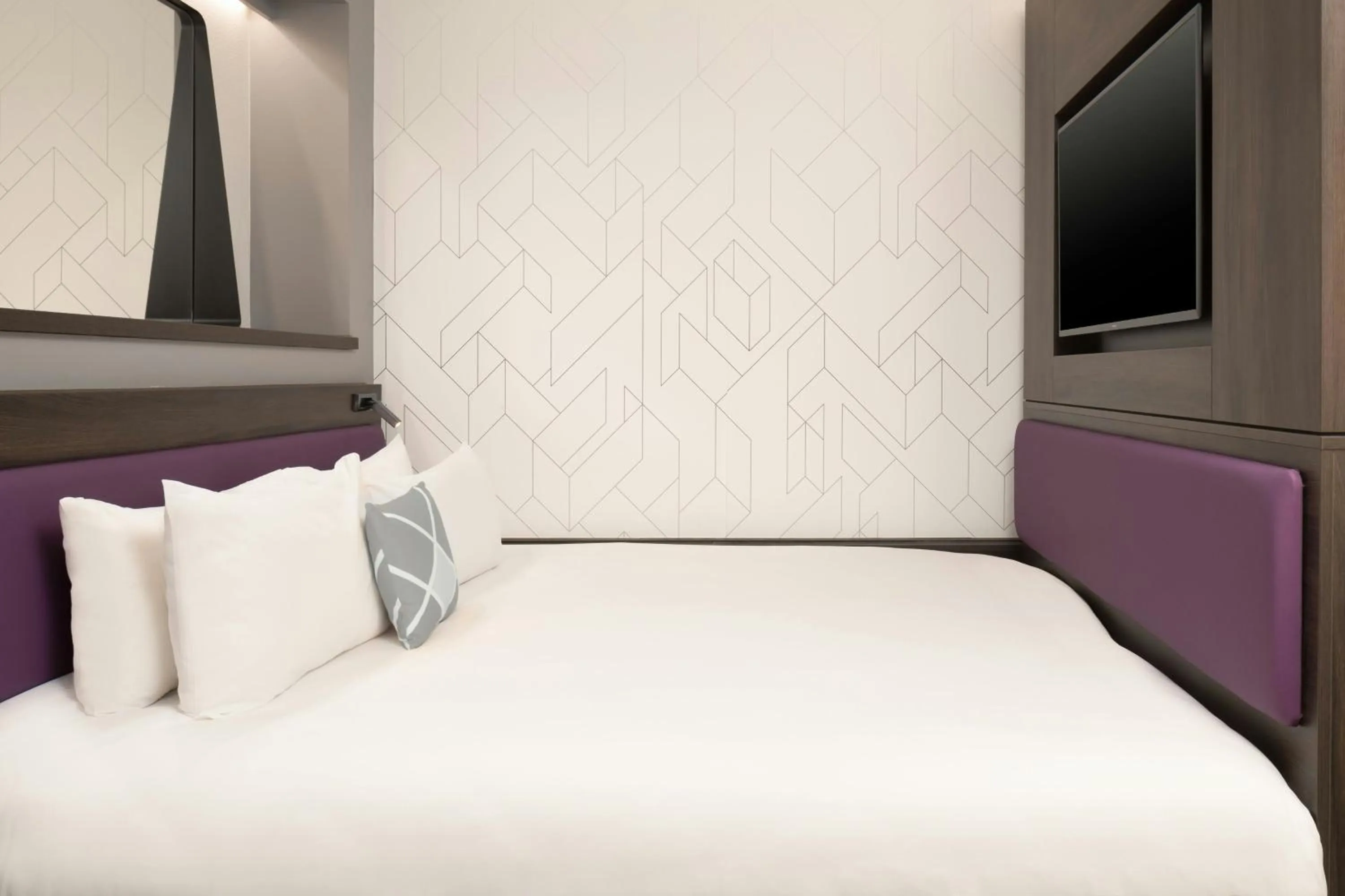 Photo of the whole room, Bed in Four Points Flex by Sheraton London Shoreditch East