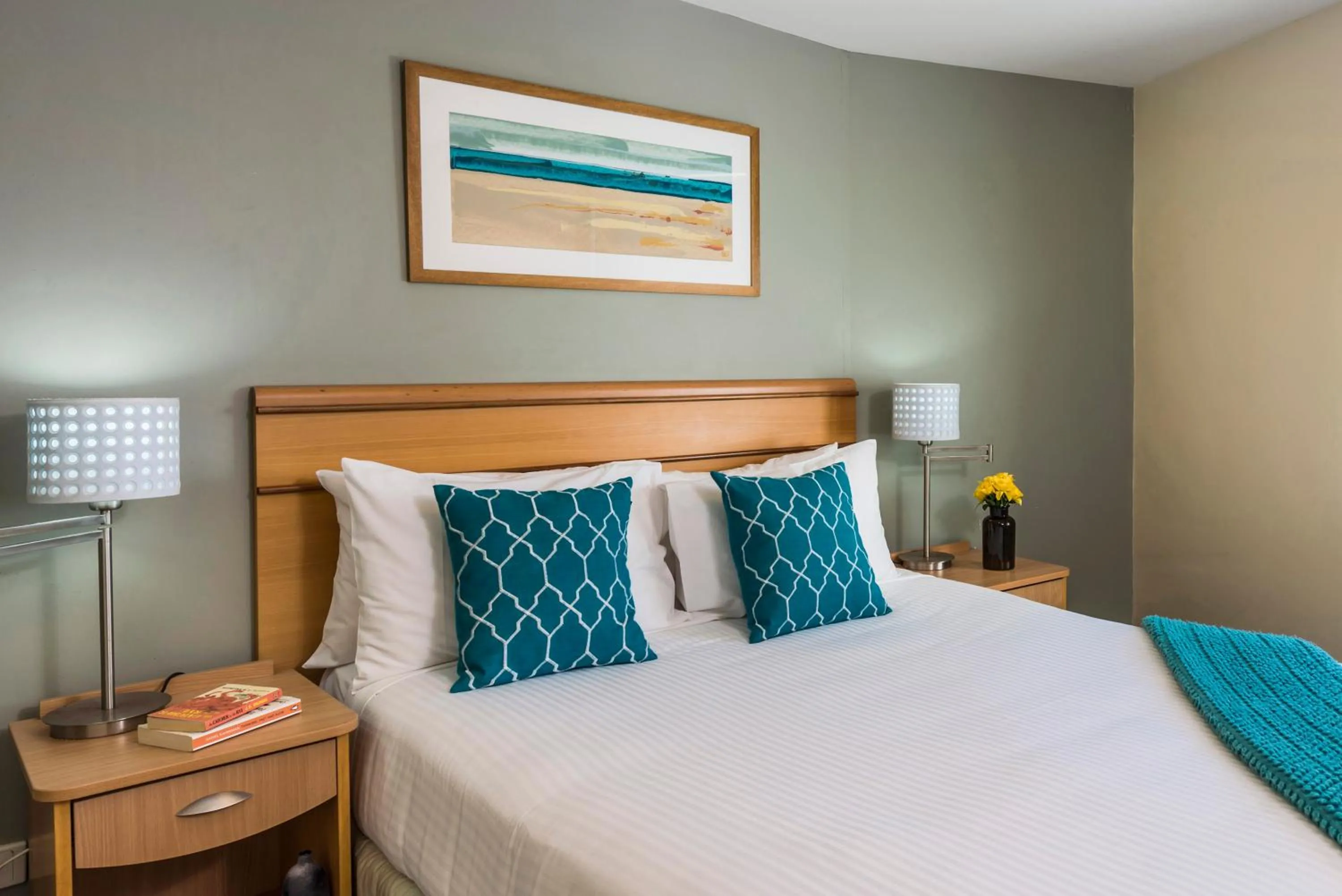 Bedroom, Bed in Oaks The Entrance Waterfront Suites