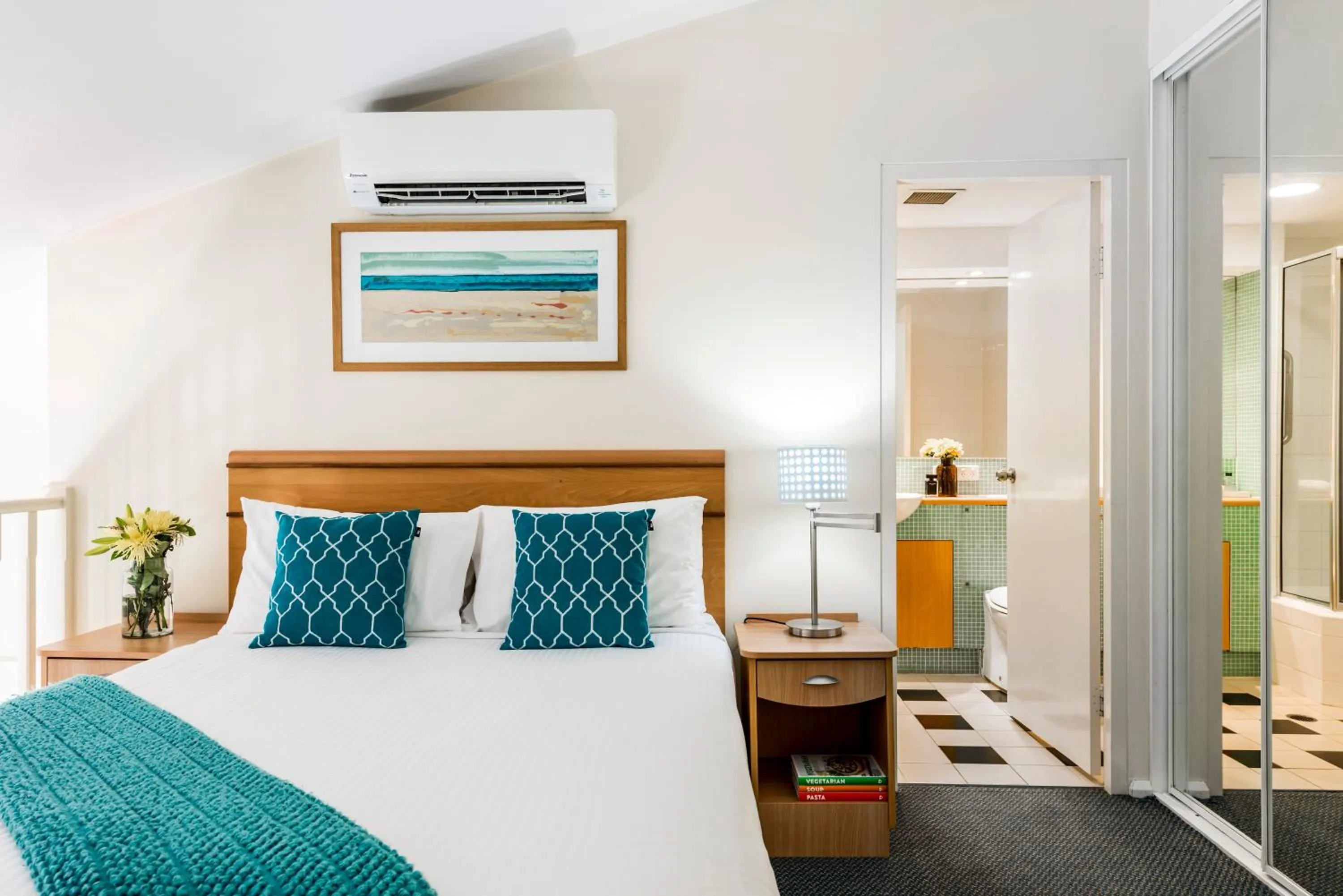 Bedroom, Bed in Oaks The Entrance Waterfront Suites