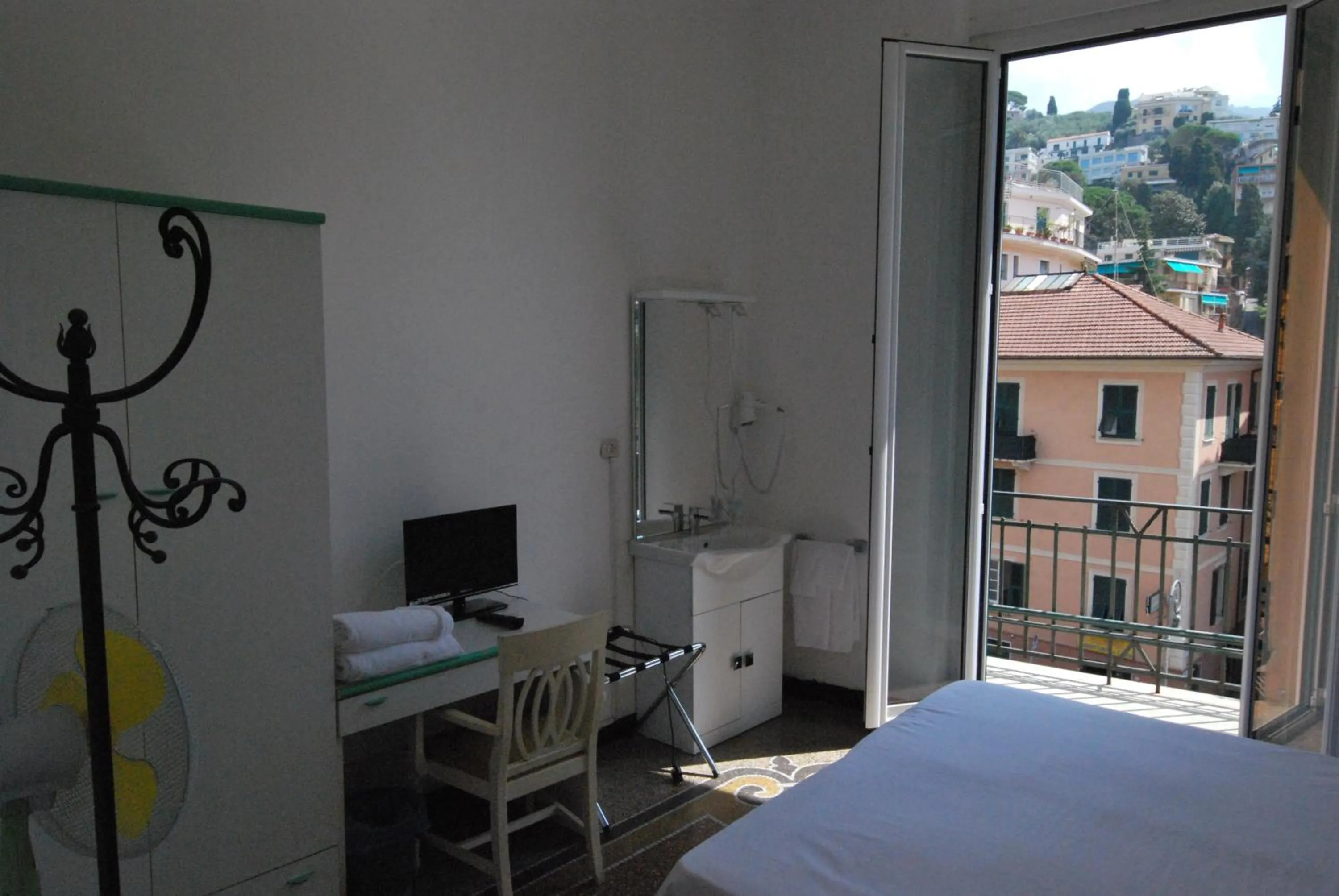 Day, Bed in Albergo La Vela