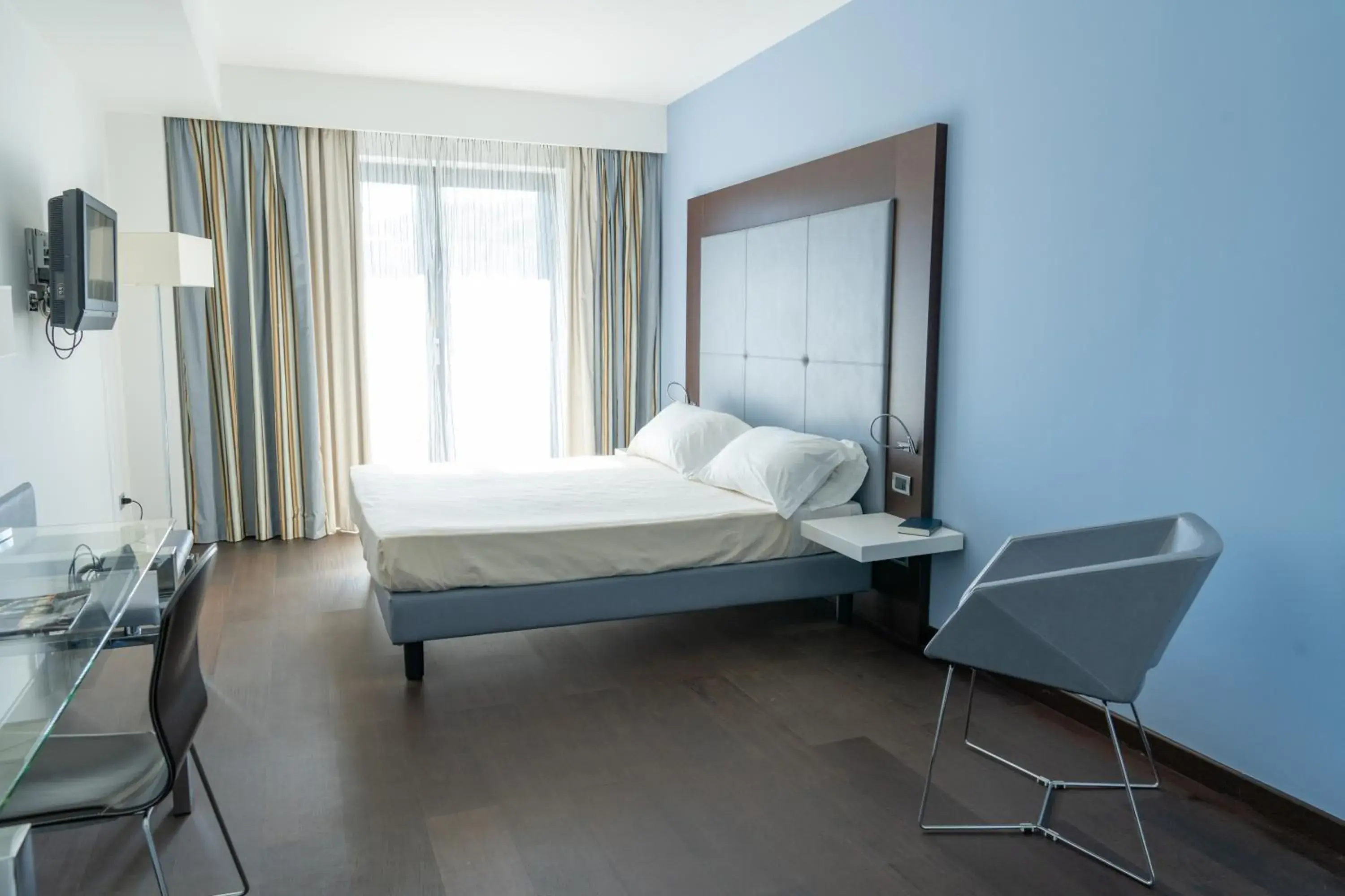 Double Room - single occupancy - Disability Access in Hotel Napoleon Double Room - single occupancy - Disability Access in Hotel Napoleon