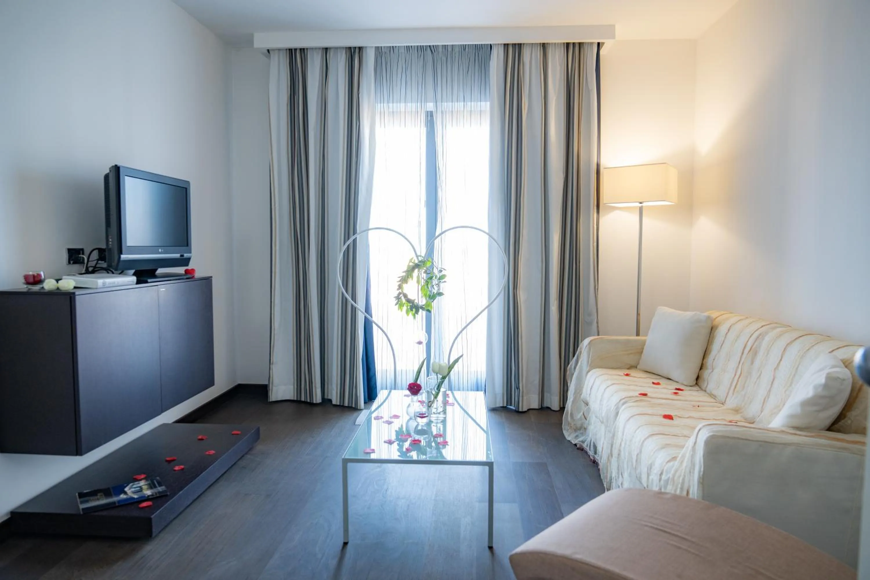 Communal lounge/ TV room, Bed in Hotel Napoleon