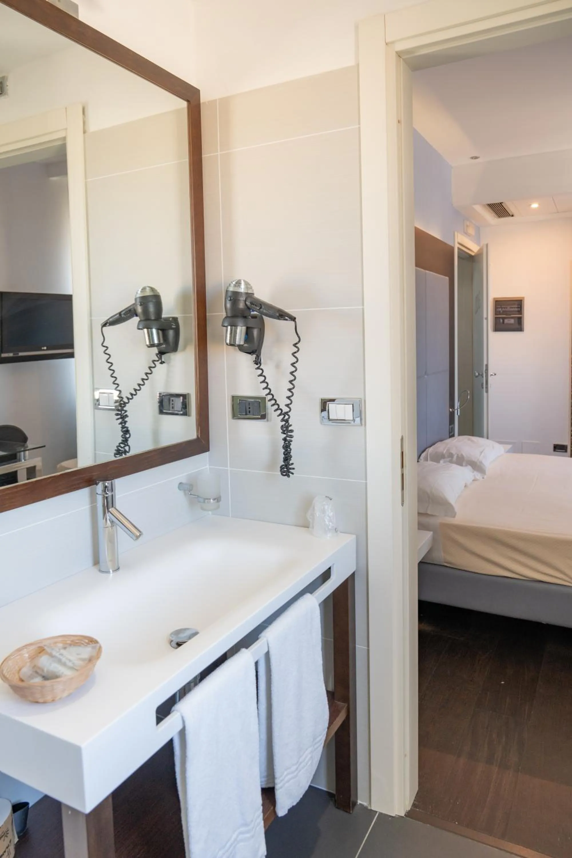 hair dryier, Bed in Hotel Napoleon