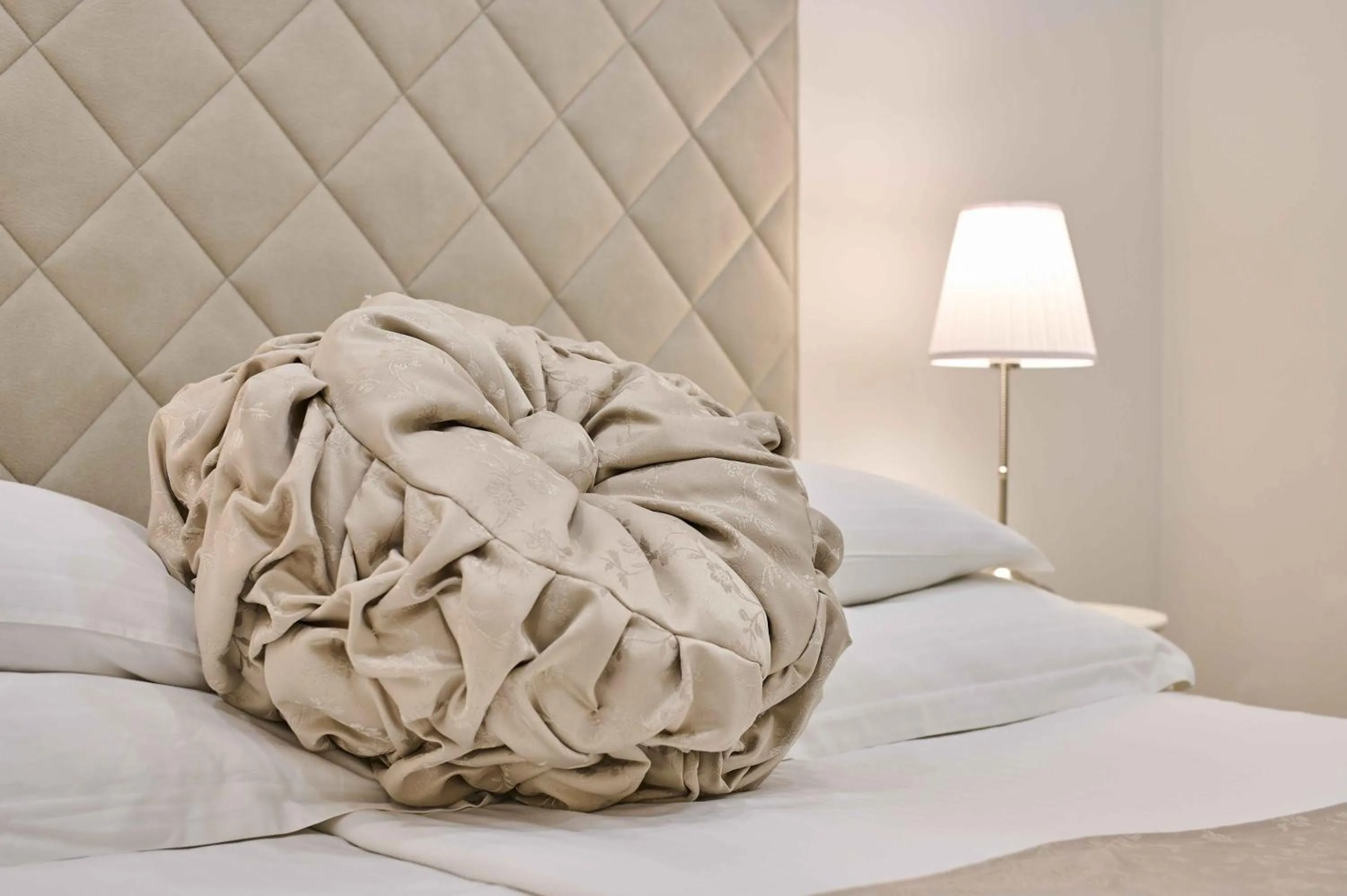 Bed in Best location Rooms