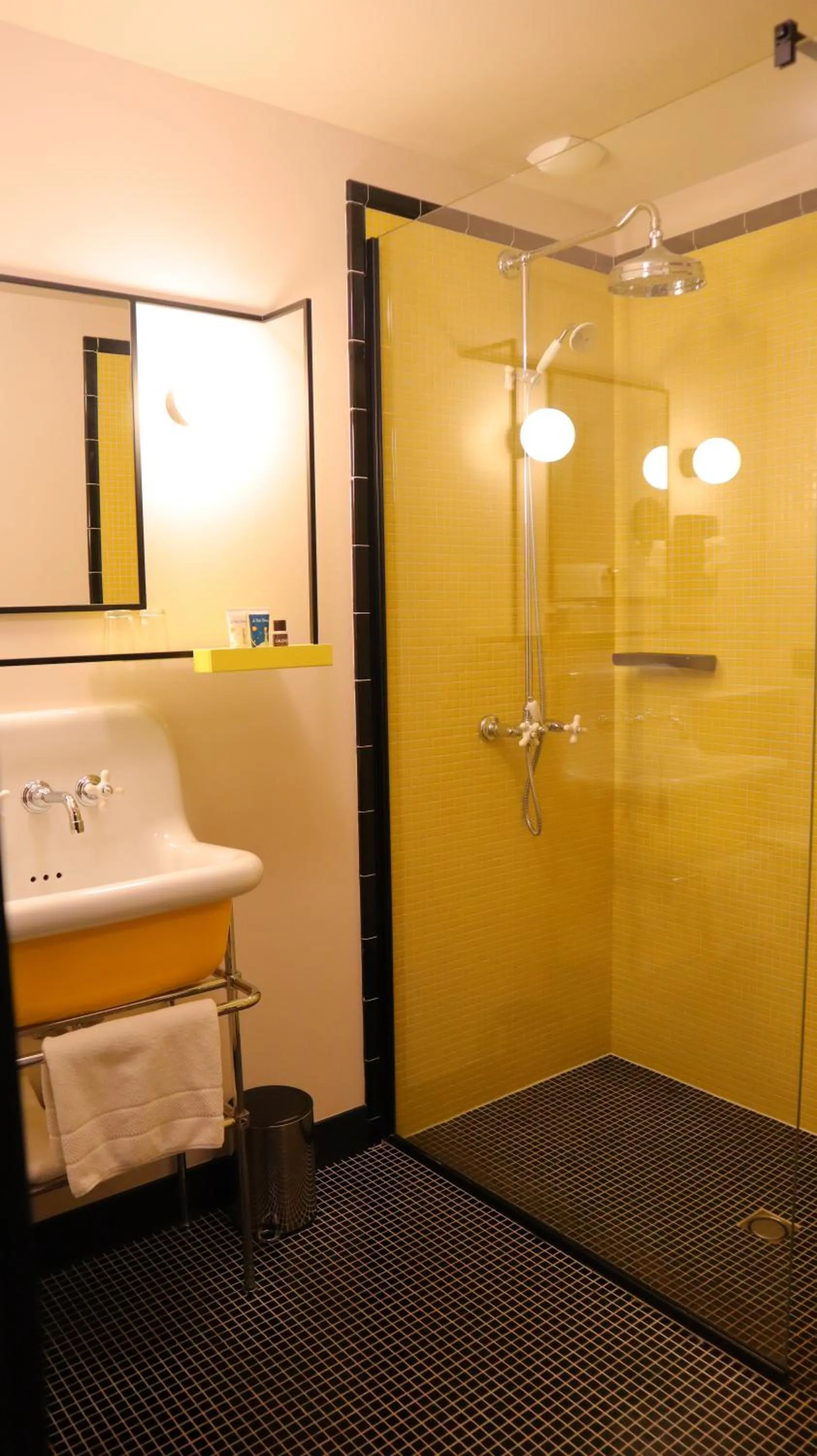 Shower in La Guitoune