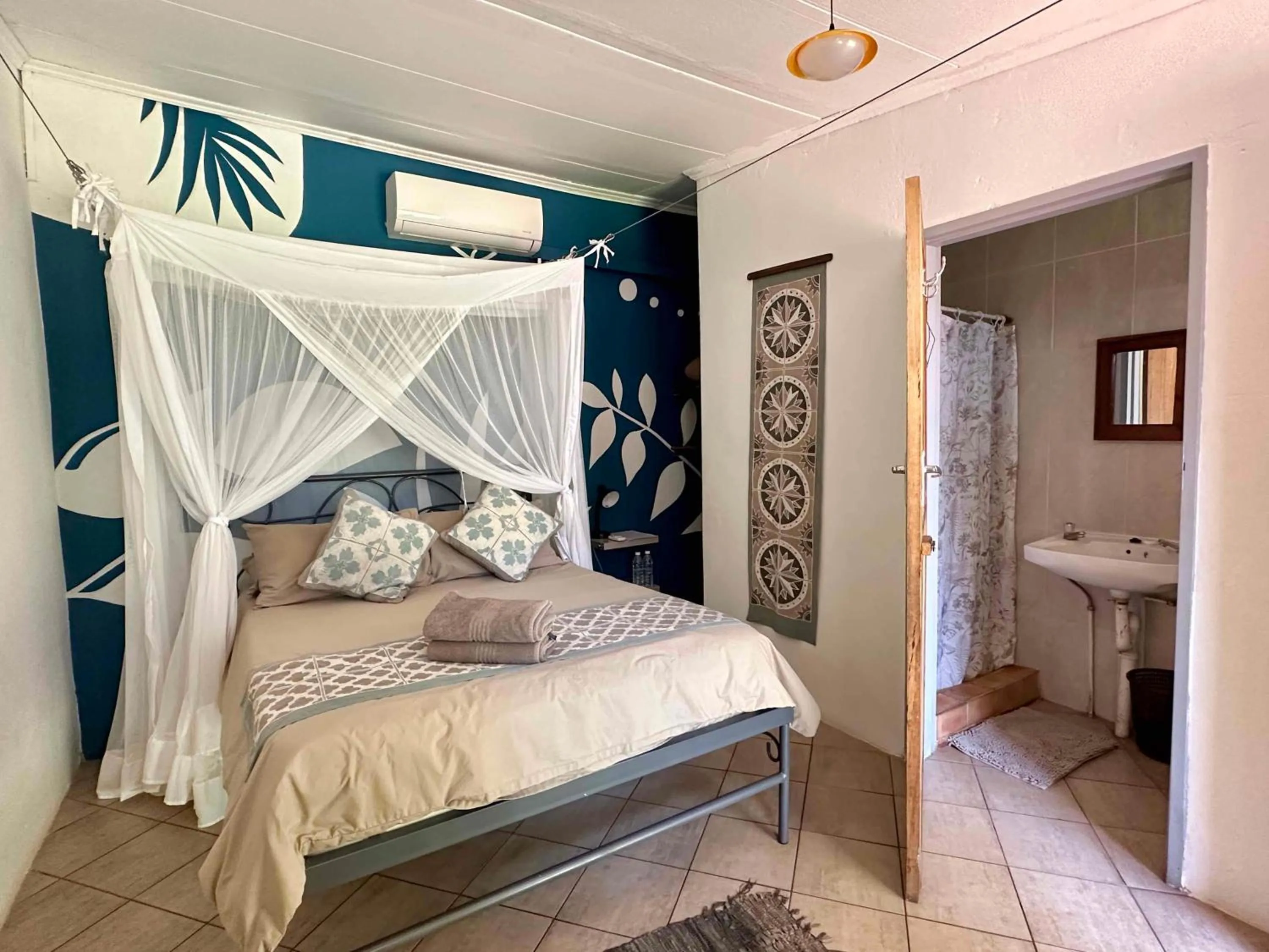 Shower, Bed in Fawlty Towers Accommodation & Activities