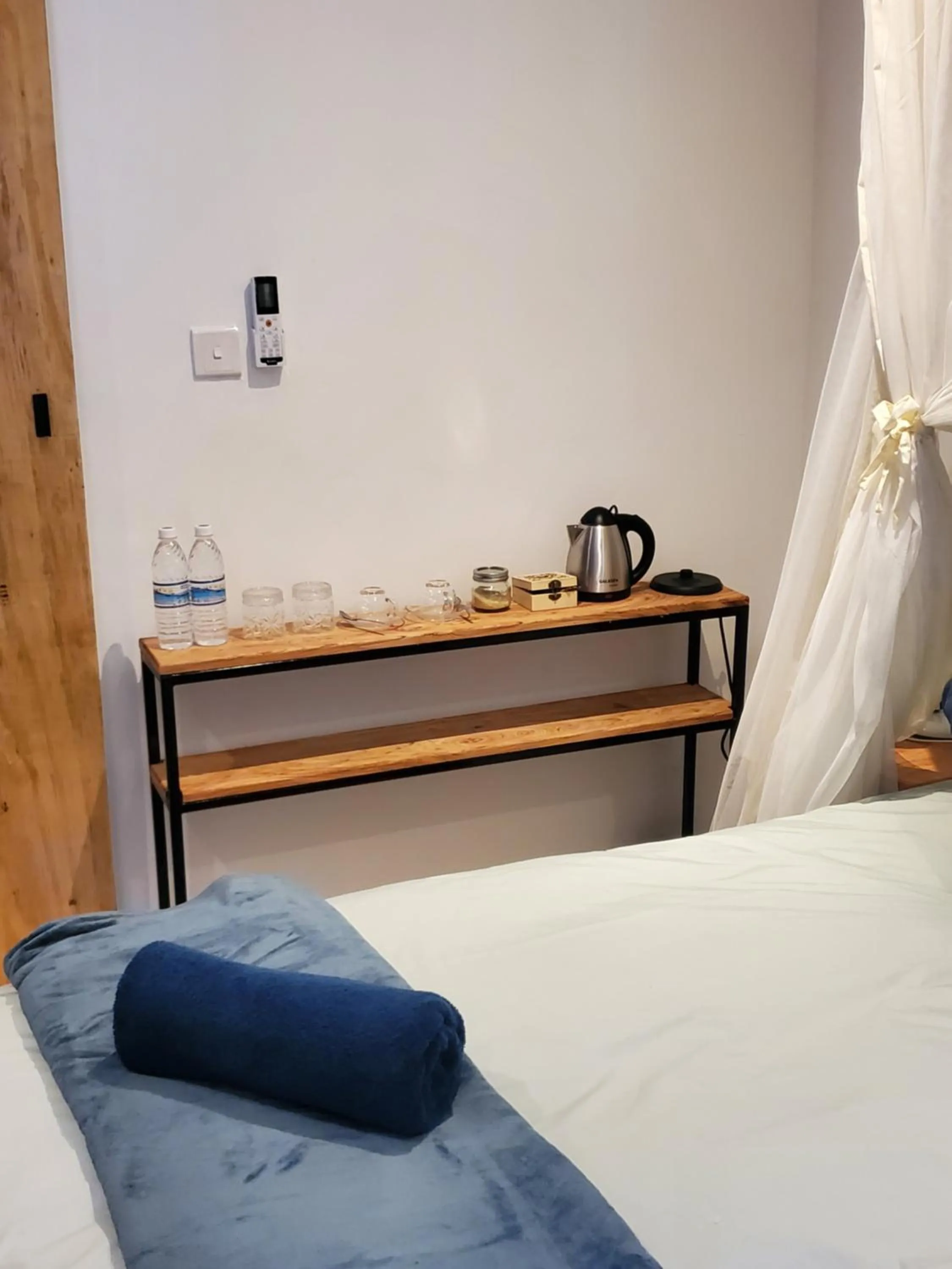 Coffee/tea facilities, Bed in Fawlty Towers Accommodation & Activities