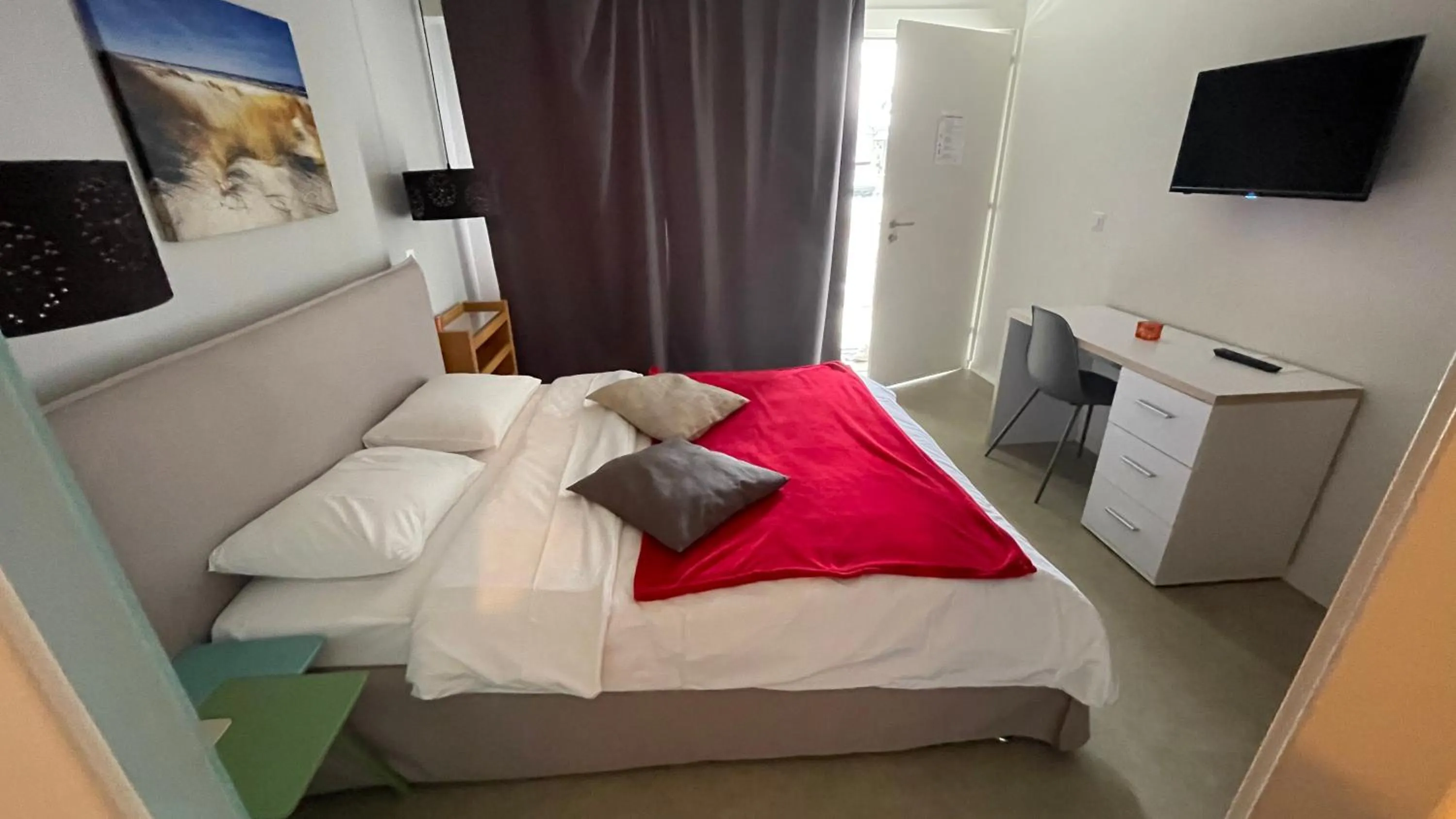 Bed, TV/Entertainment Center in Relais de l'Aérodrome