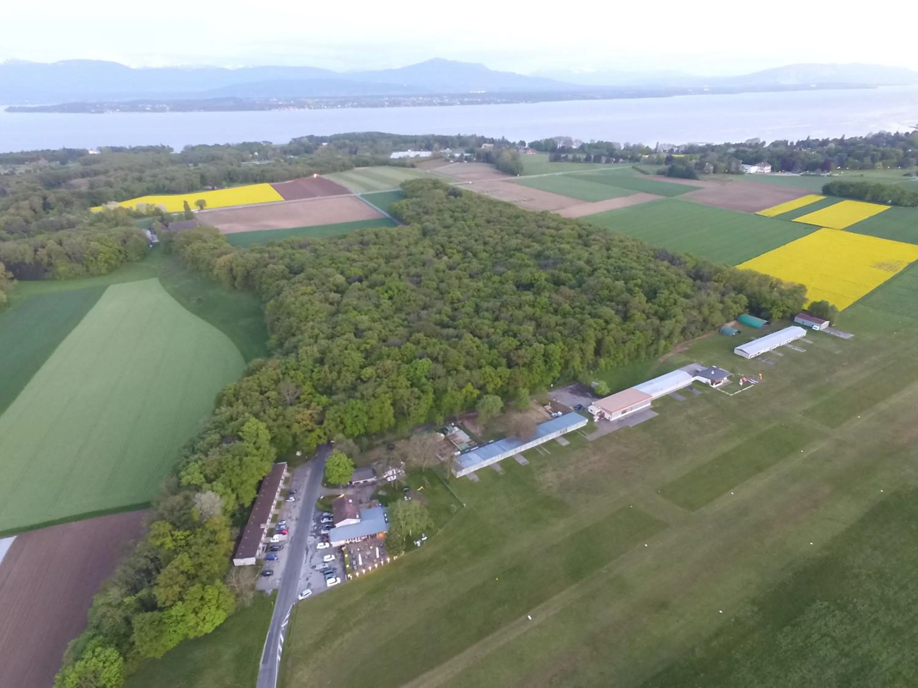 Bird's eye view, Bird's-eye View in Relais de l'Aérodrome