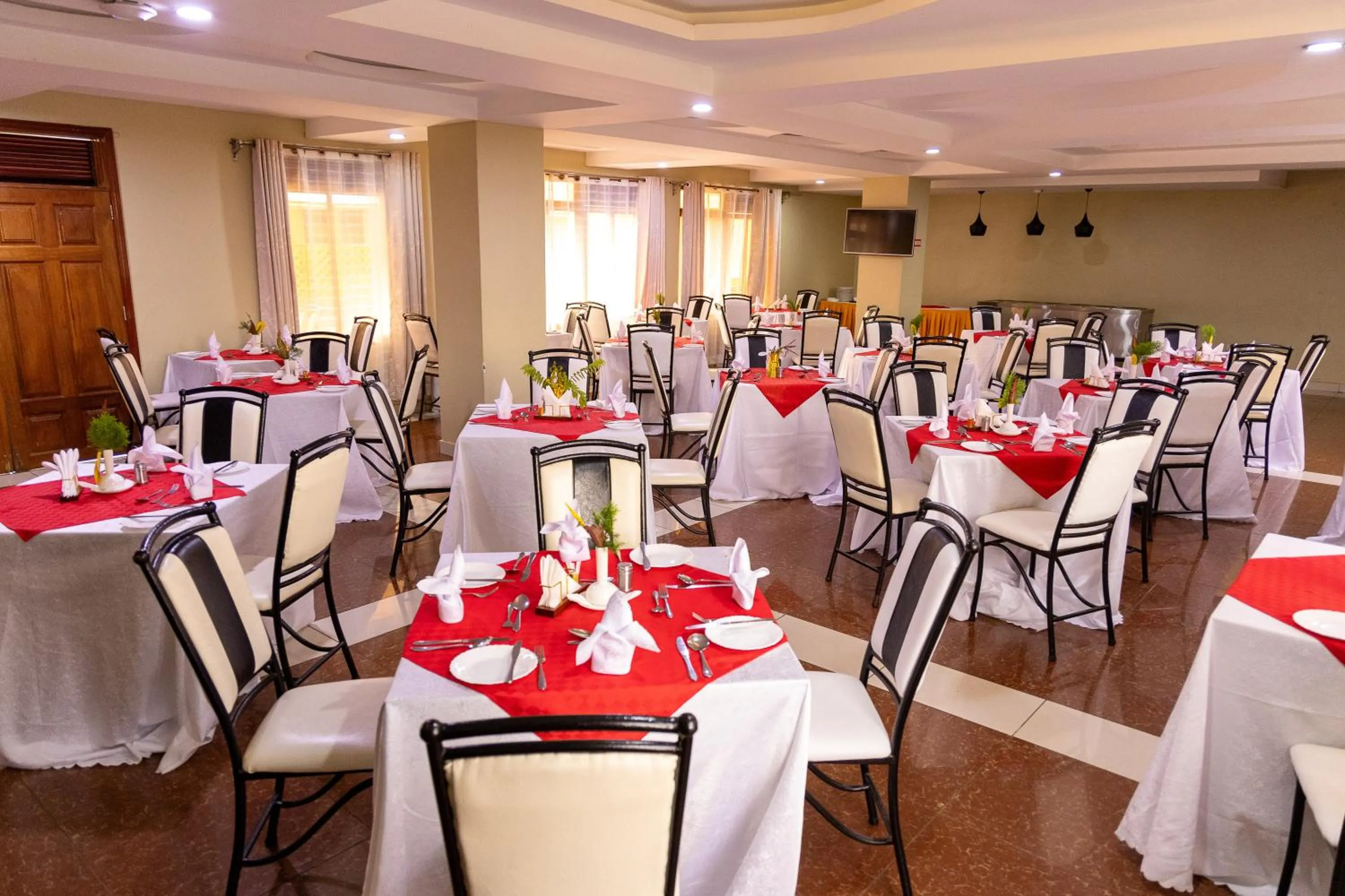 Restaurant/places to eat in Maxland Hotel