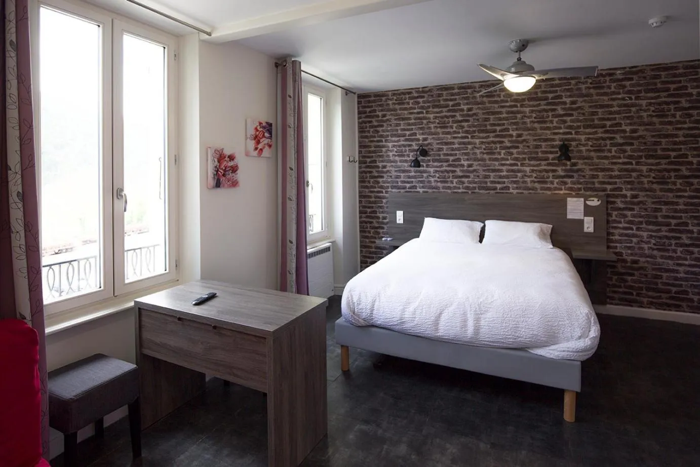 Bed in Logis Hotel & Restaurant Le Carnot
