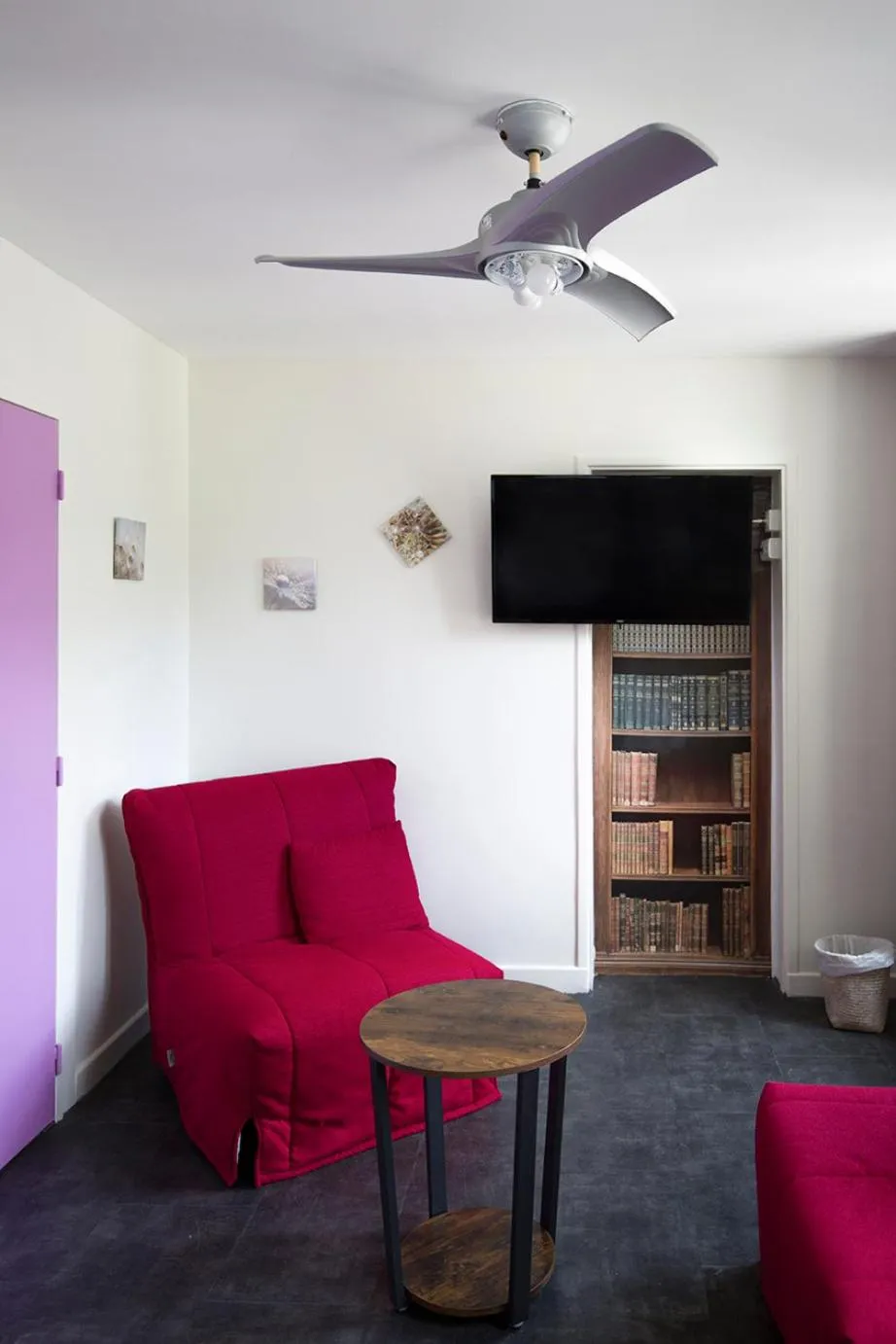 Seating area in Logis Hotel & Restaurant Le Carnot