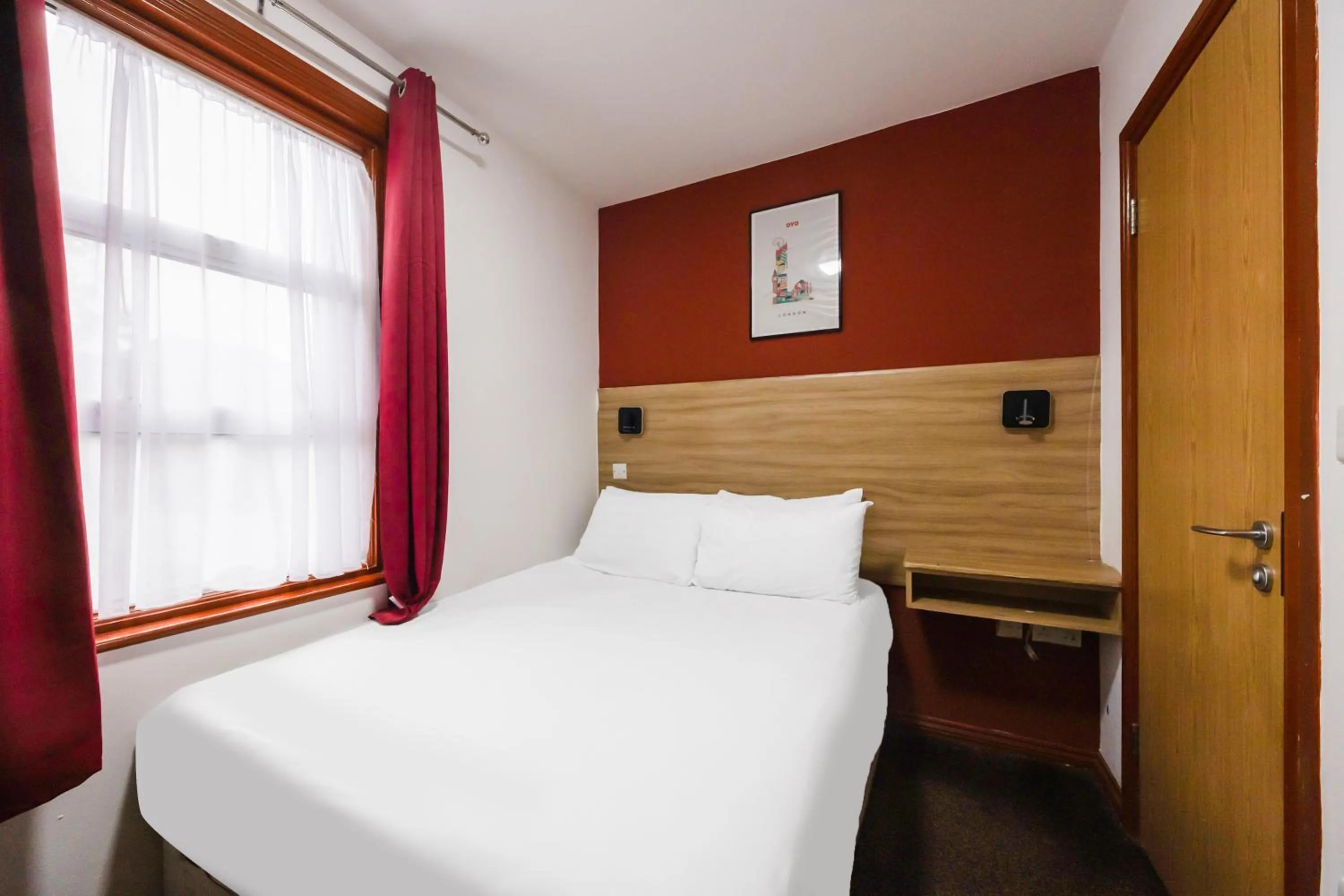 Bedroom, Bed in Arinza Hotel, London Ilford