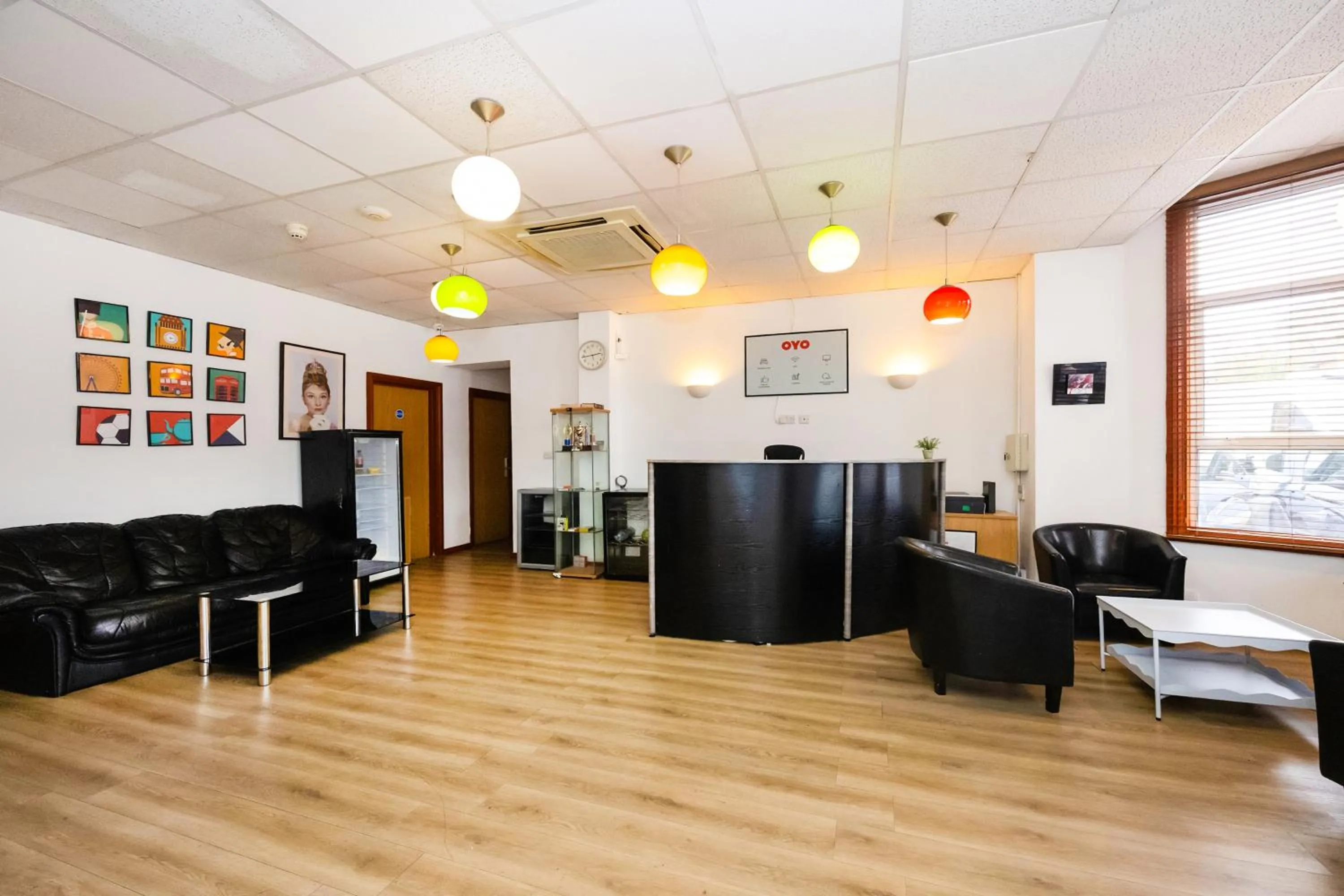 Lobby or reception in Arinza Hotel, London Ilford