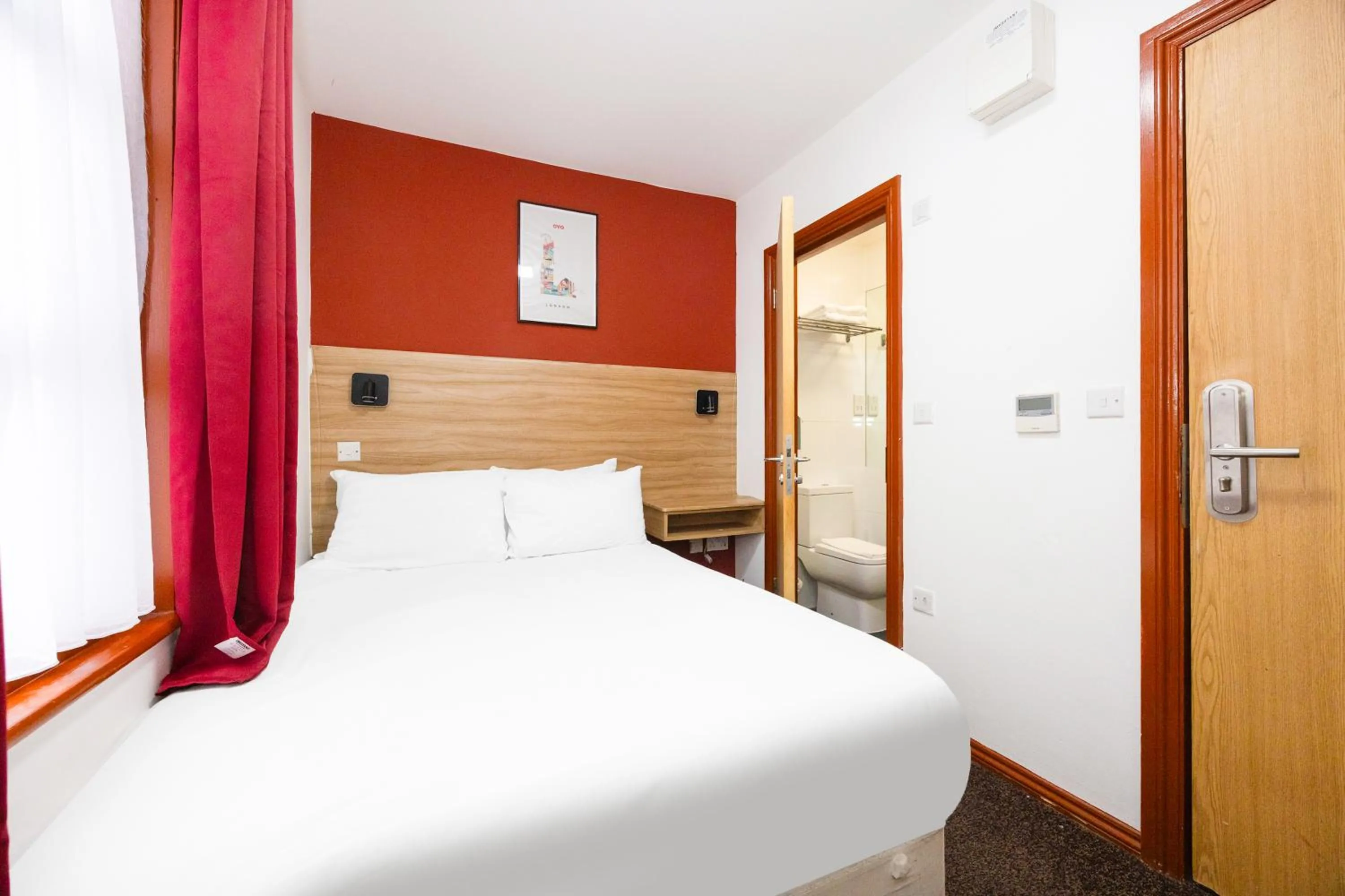 Bedroom, Bed in Arinza Hotel, London Ilford