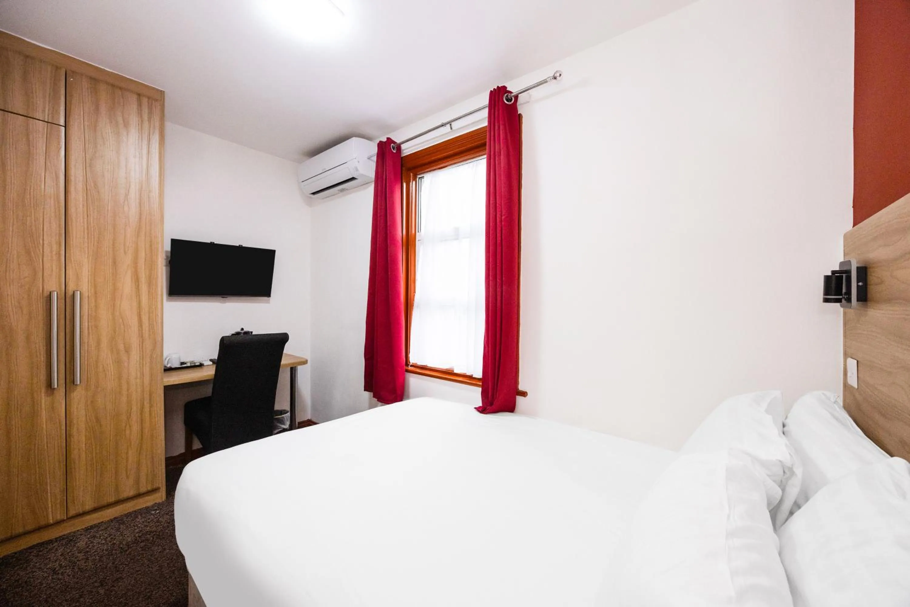 Bedroom, Bed in Arinza Hotel, London Ilford