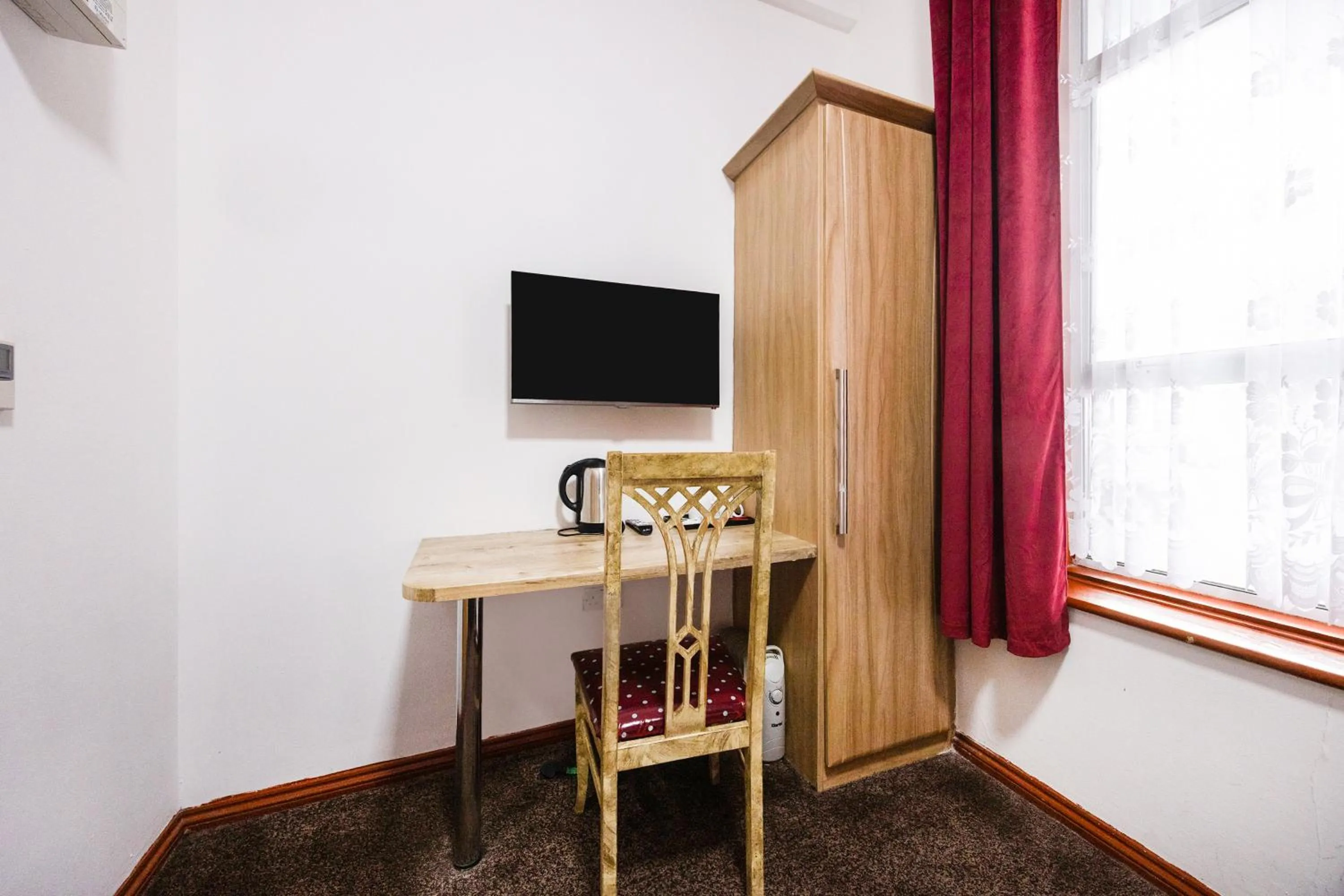 TV and multimedia in Arinza Hotel, London Ilford