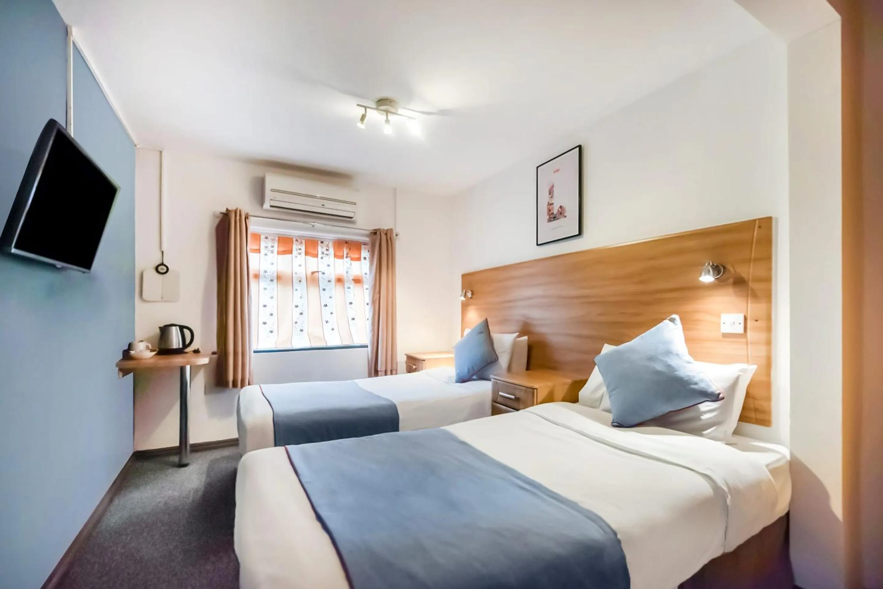 Standard Twin Room in Arinza Hotel, London Ilford