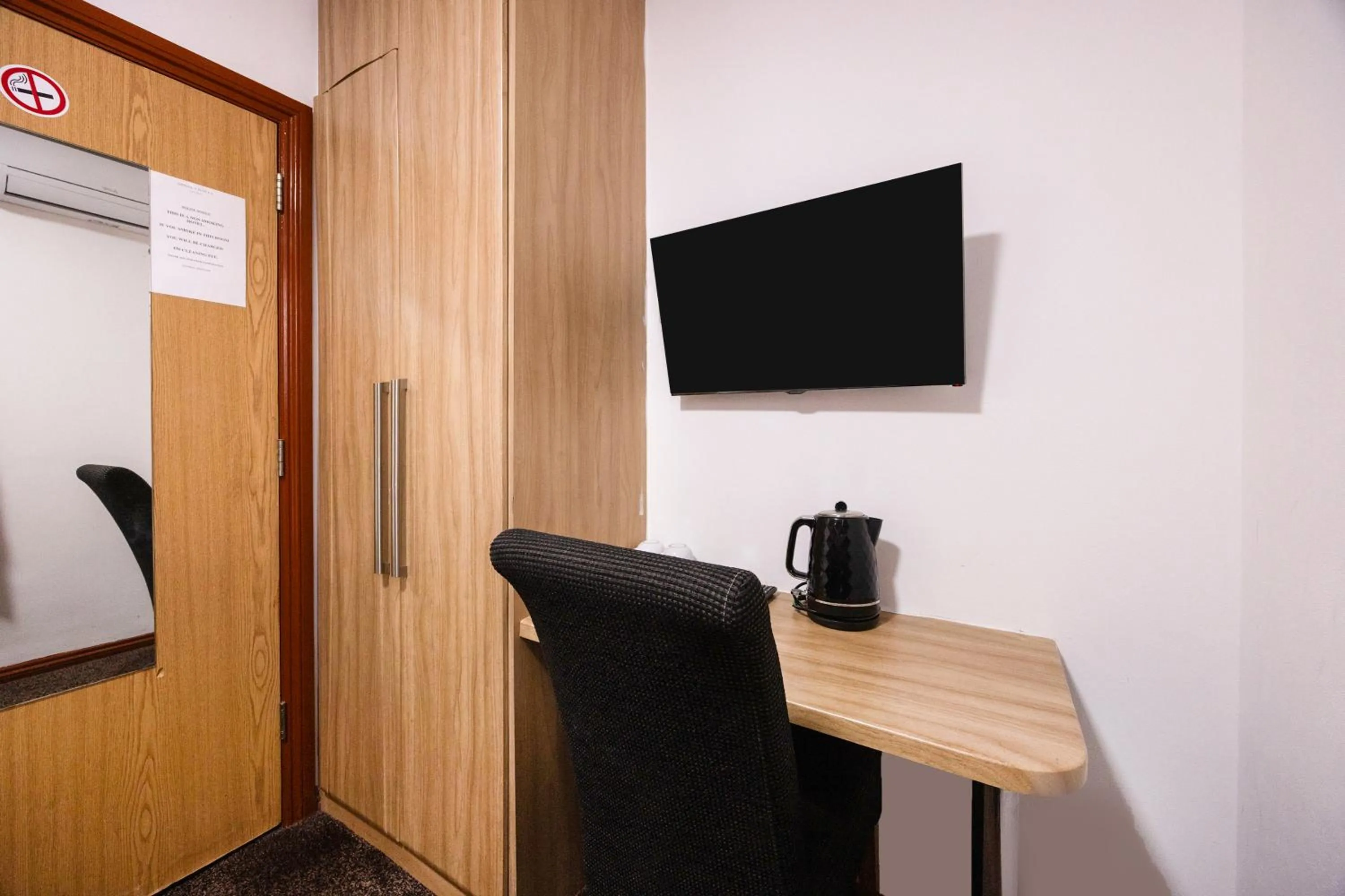 TV and multimedia in Arinza Hotel, London Ilford