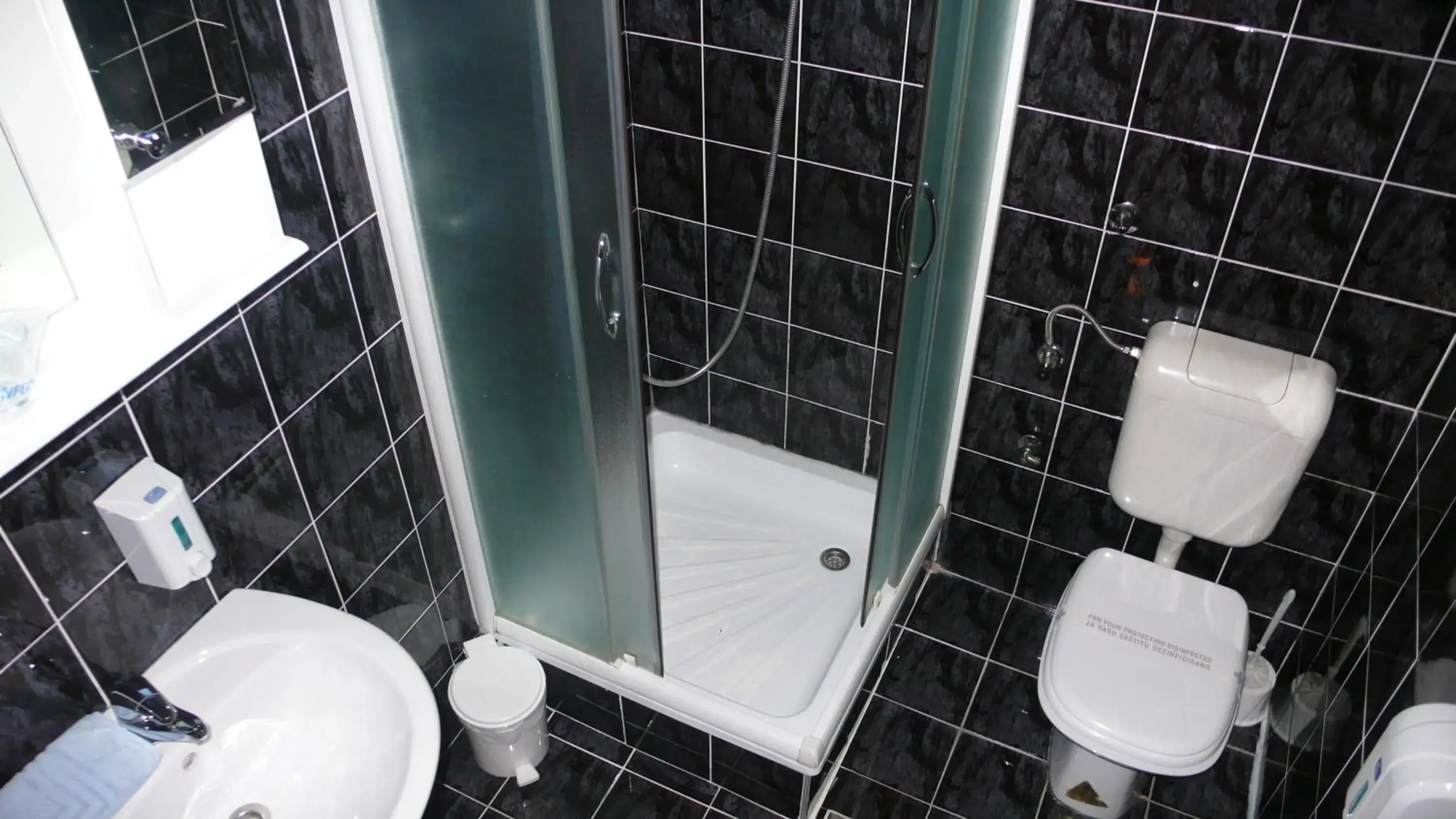 Budget Double Room in Pansion Stari Grad Budget Double Room in Pansion Stari Grad