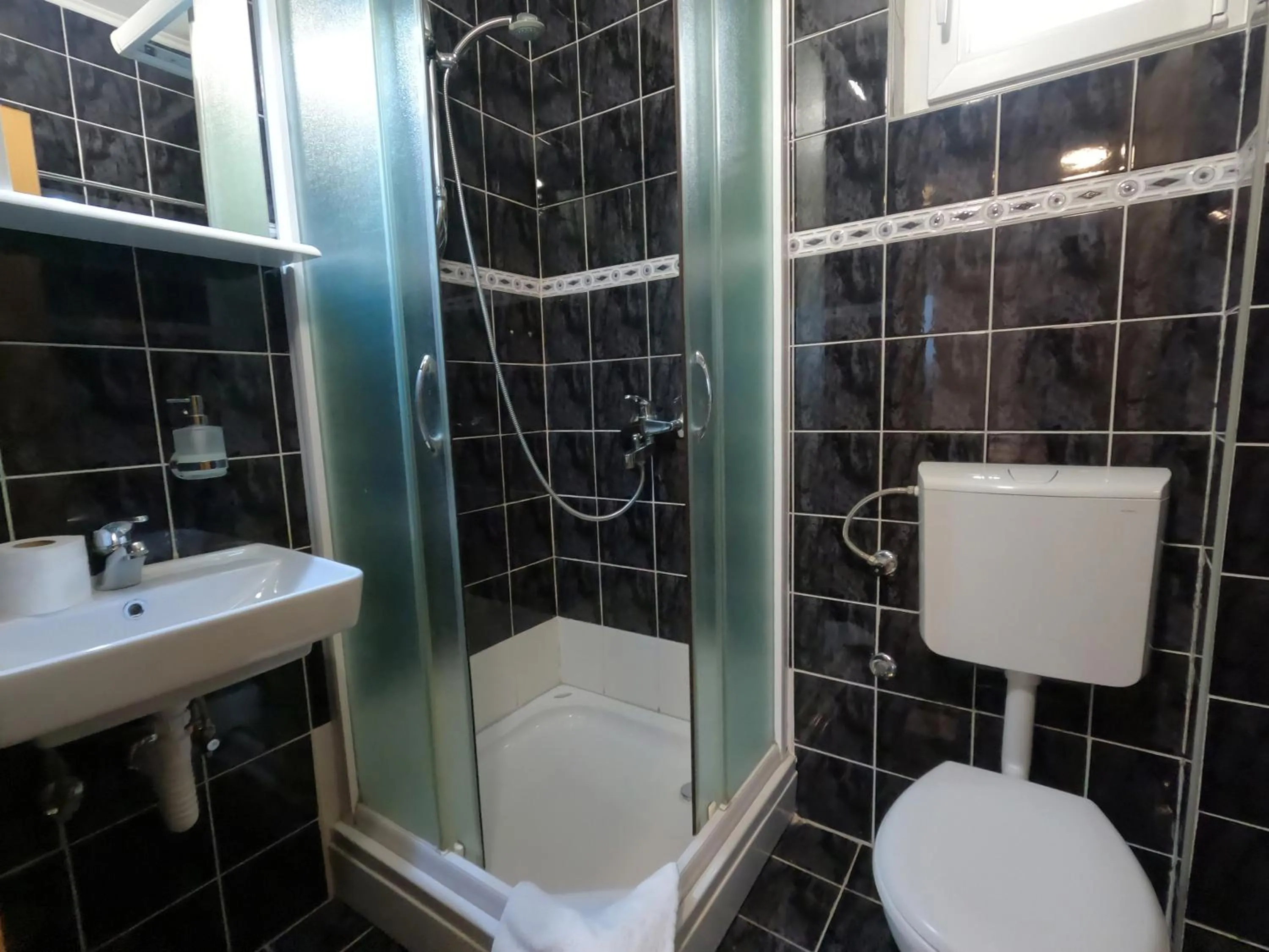 Shower in Pansion Stari Grad