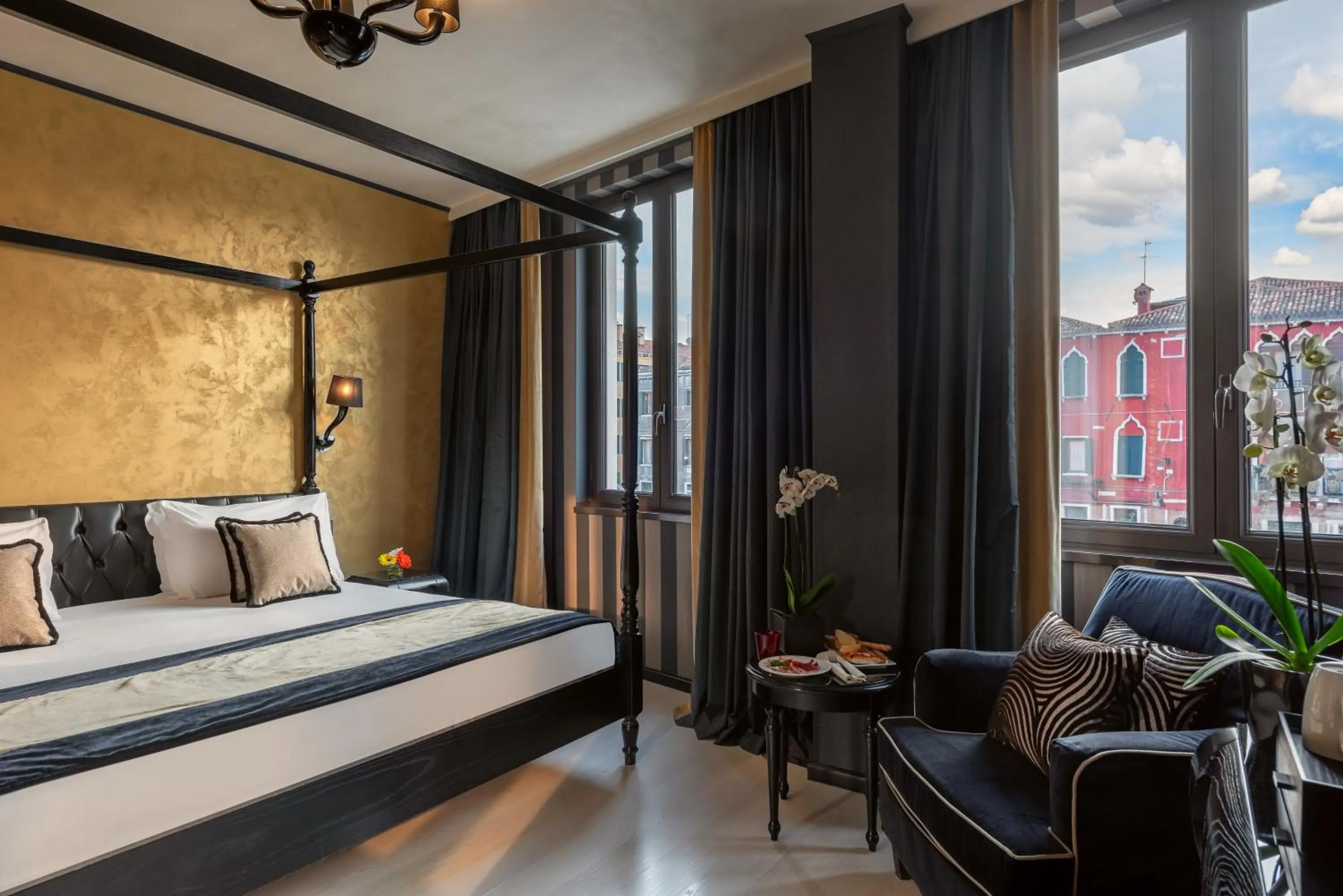 Sea view, Bed in Carnival Palace - Venice Collection