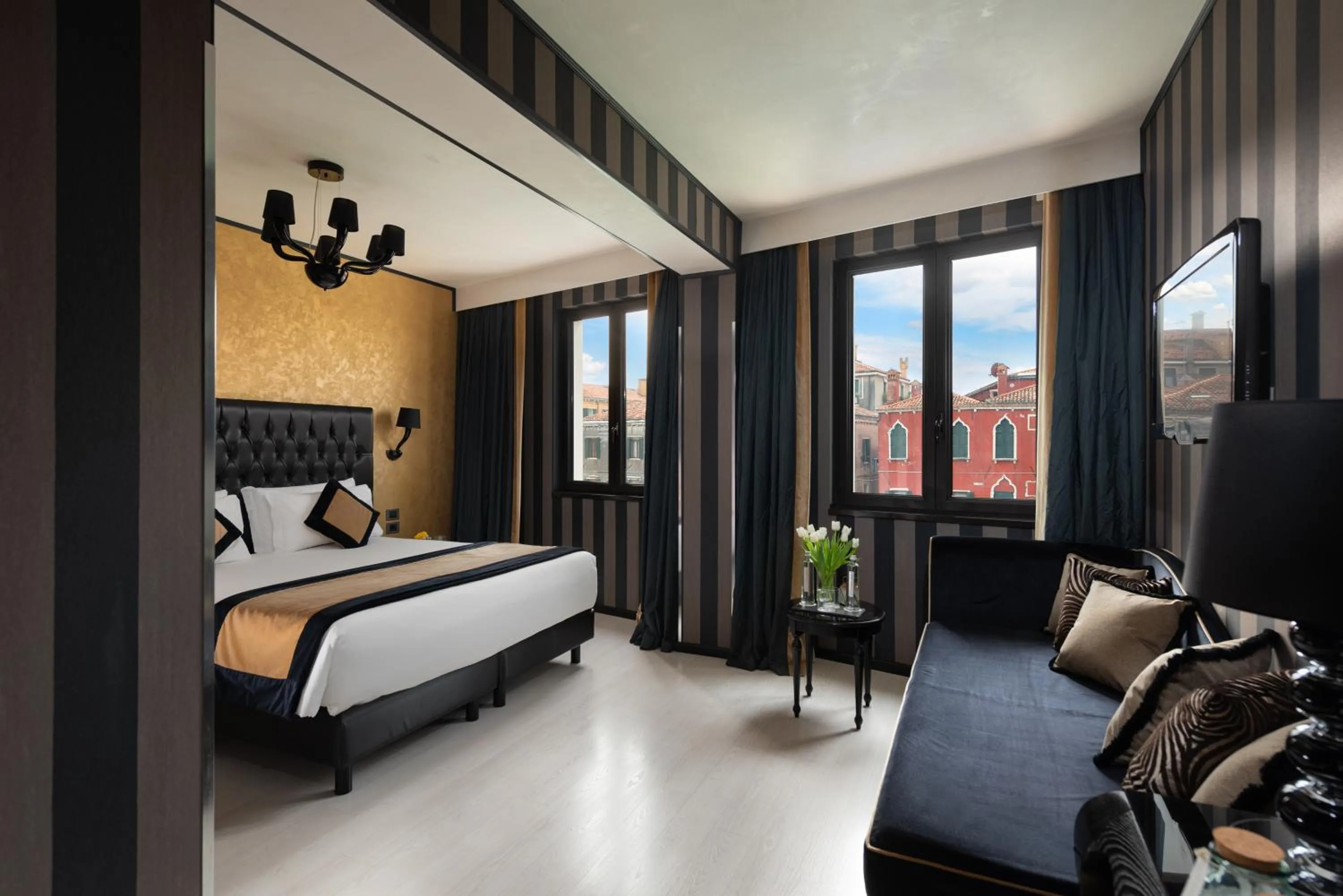 Sea view, Bed in Carnival Palace - Venice Collection