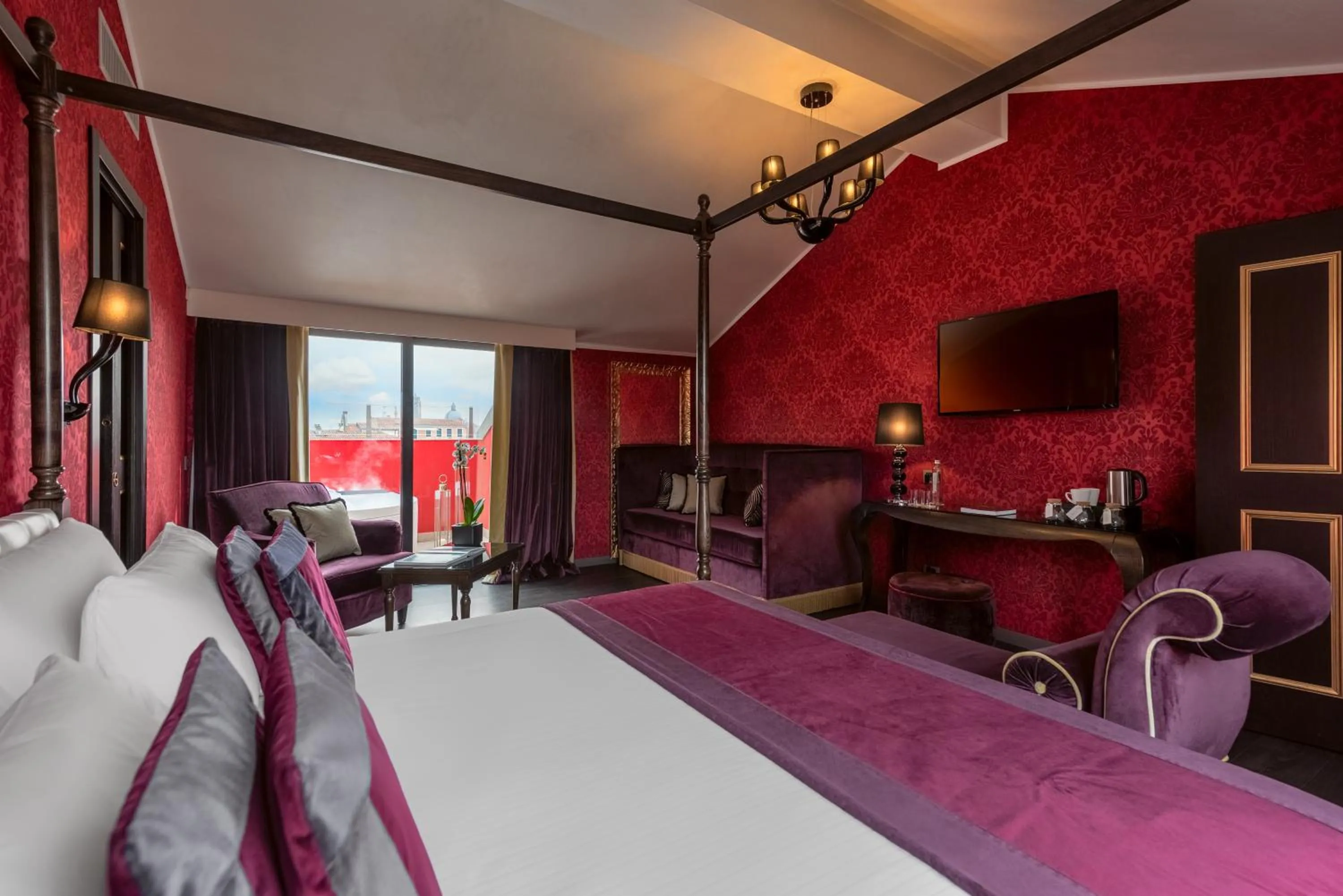 Hot Tub, Bed in Carnival Palace - Venice Collection