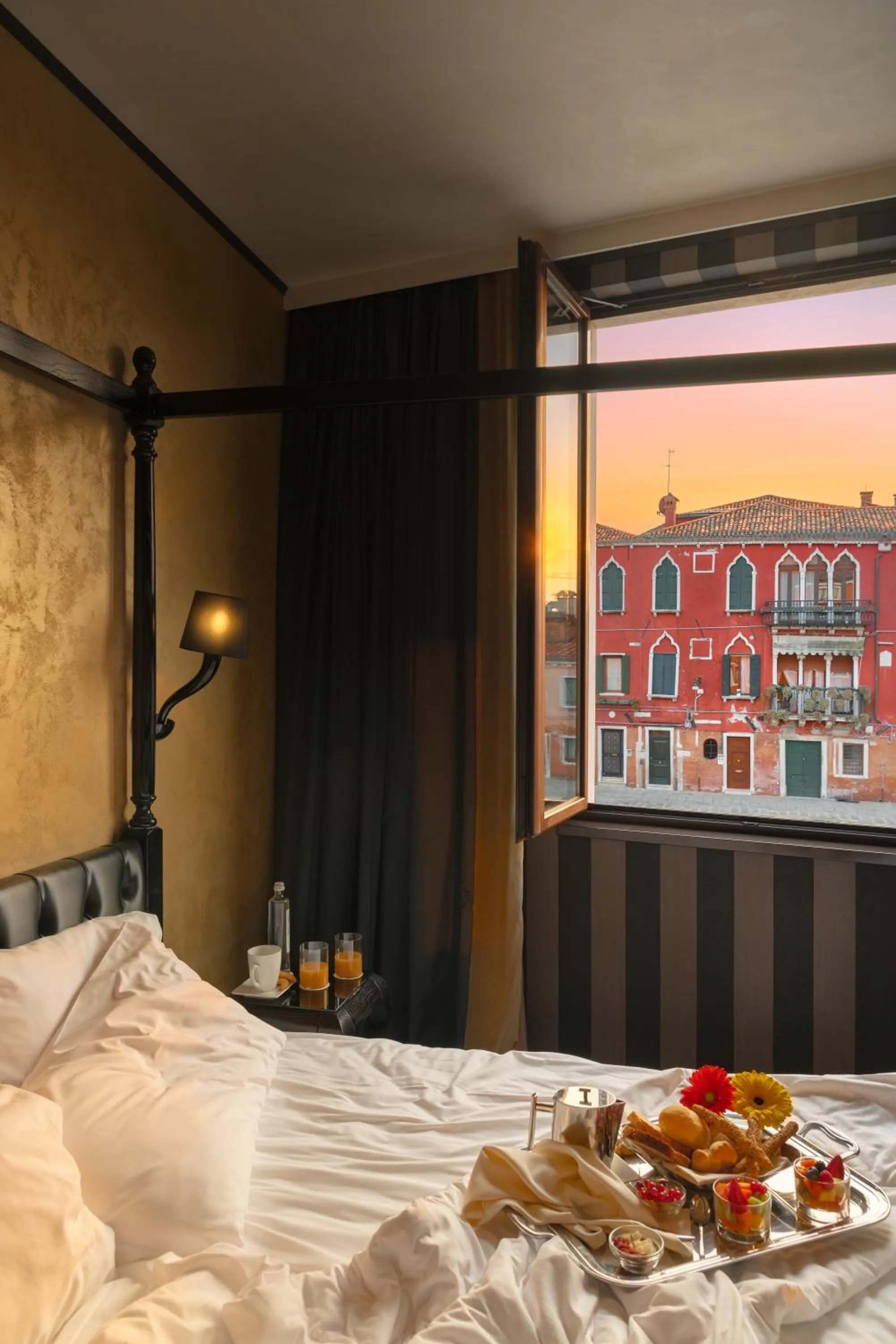 Sea view, Bed in Carnival Palace - Venice Collection