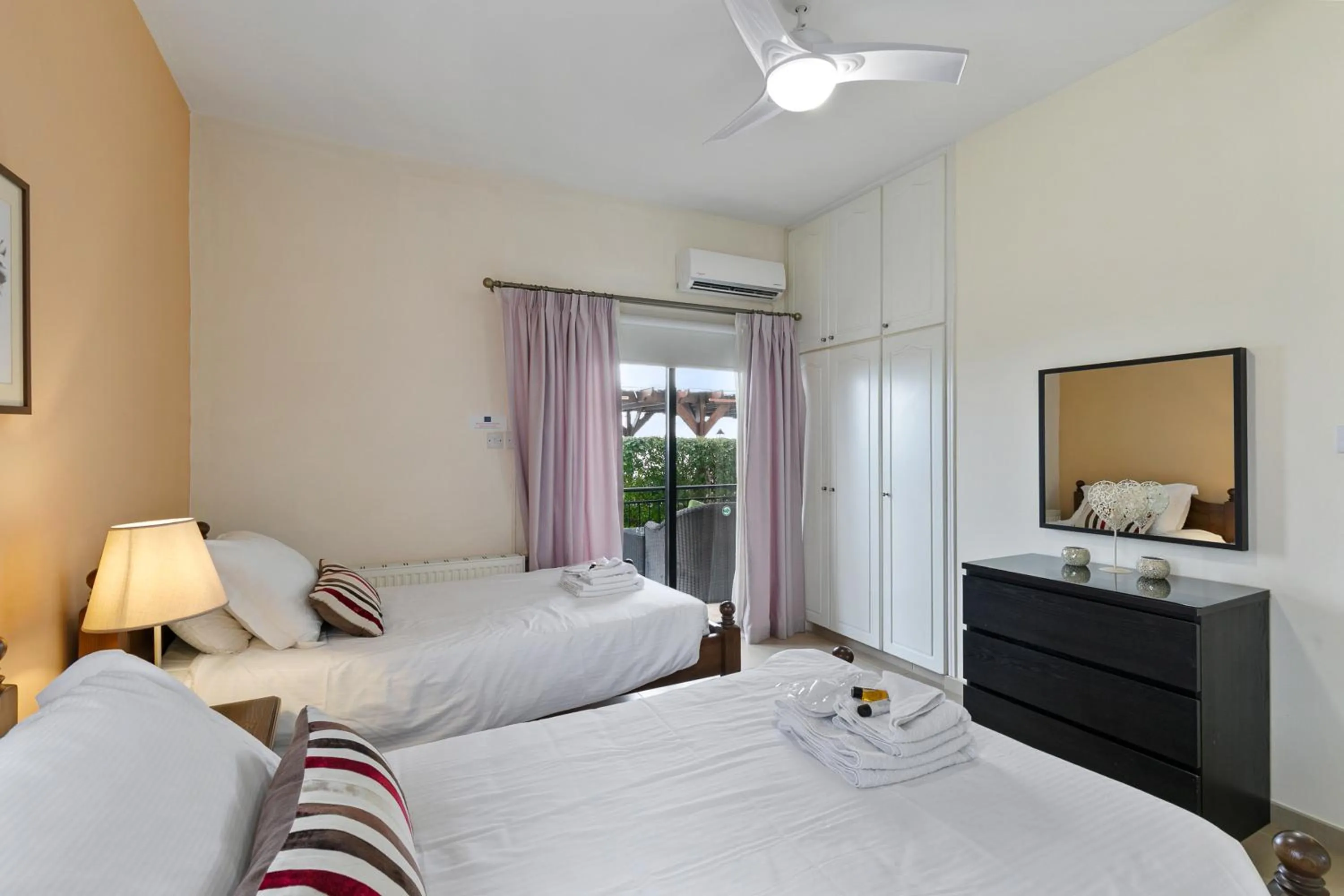 Bed in Hill View Hotel Apartments