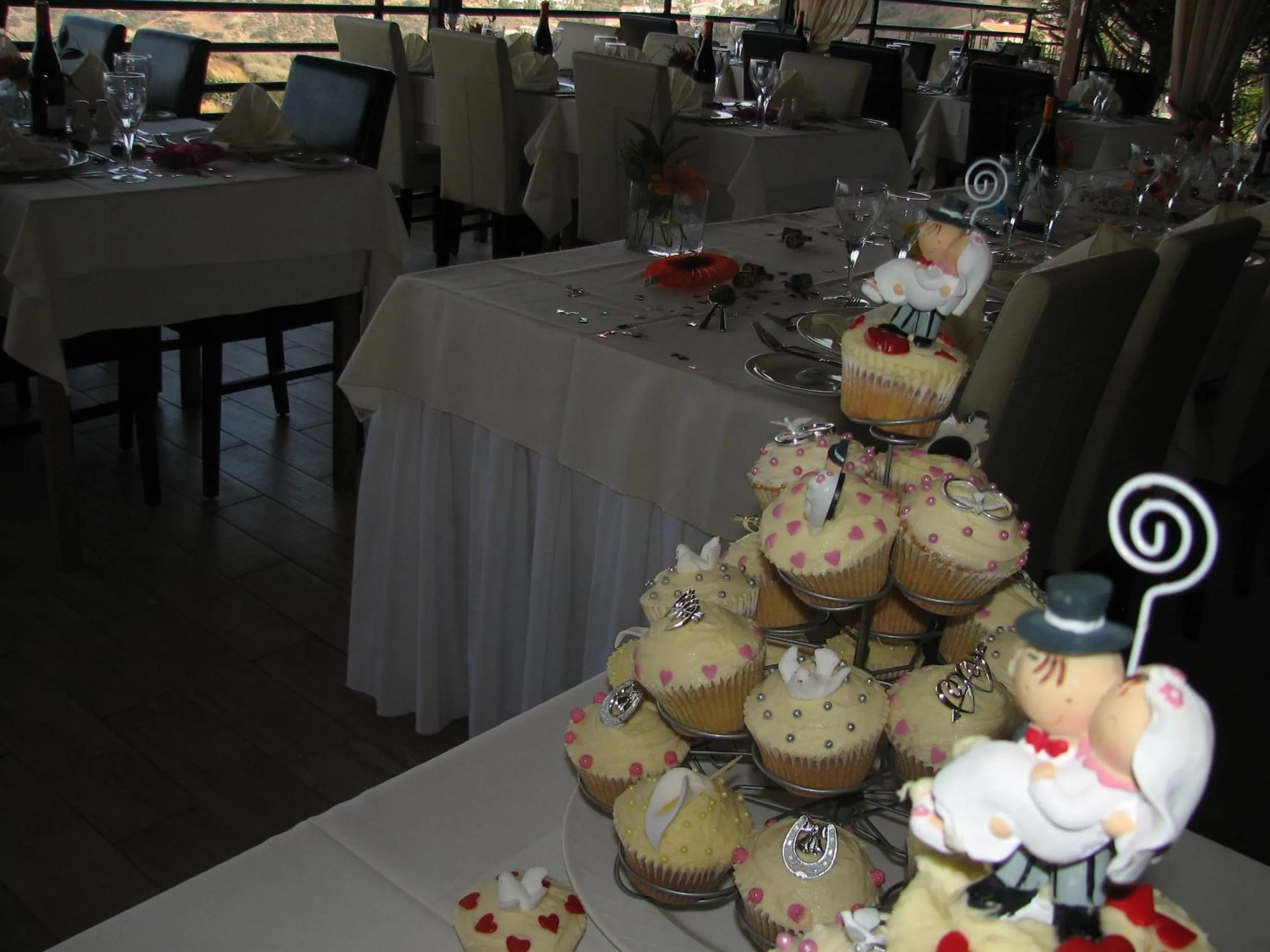 Restaurant/places to eat in Hill View Hotel Apartments