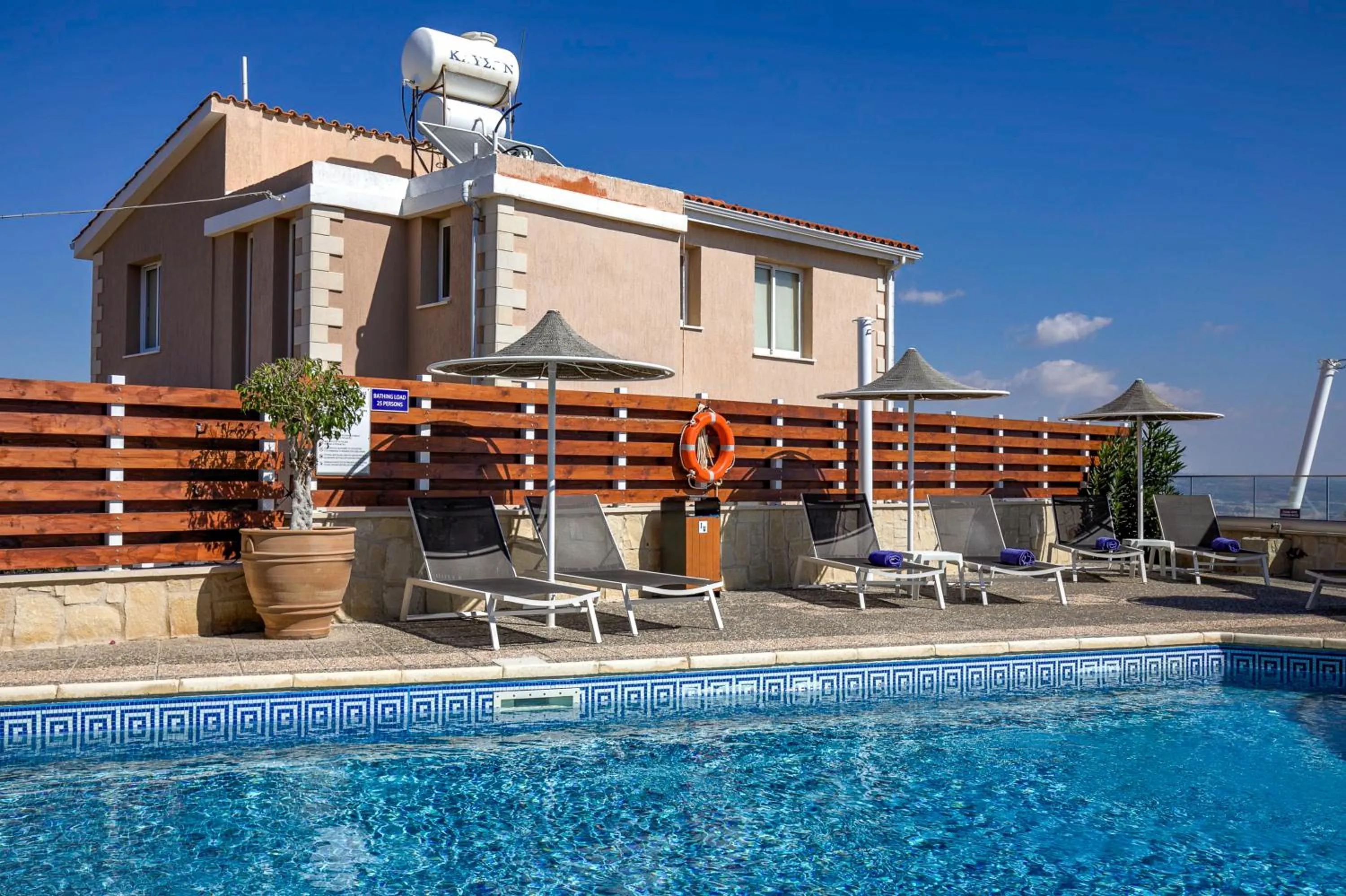 Swimming pool in Hill View Hotel Apartments