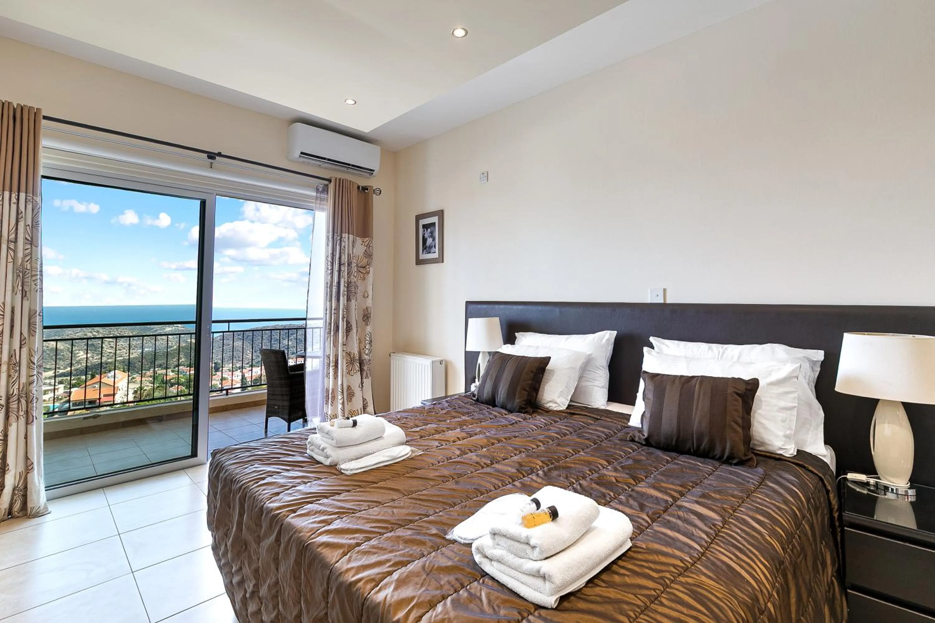 Bed in Hill View Hotel Apartments