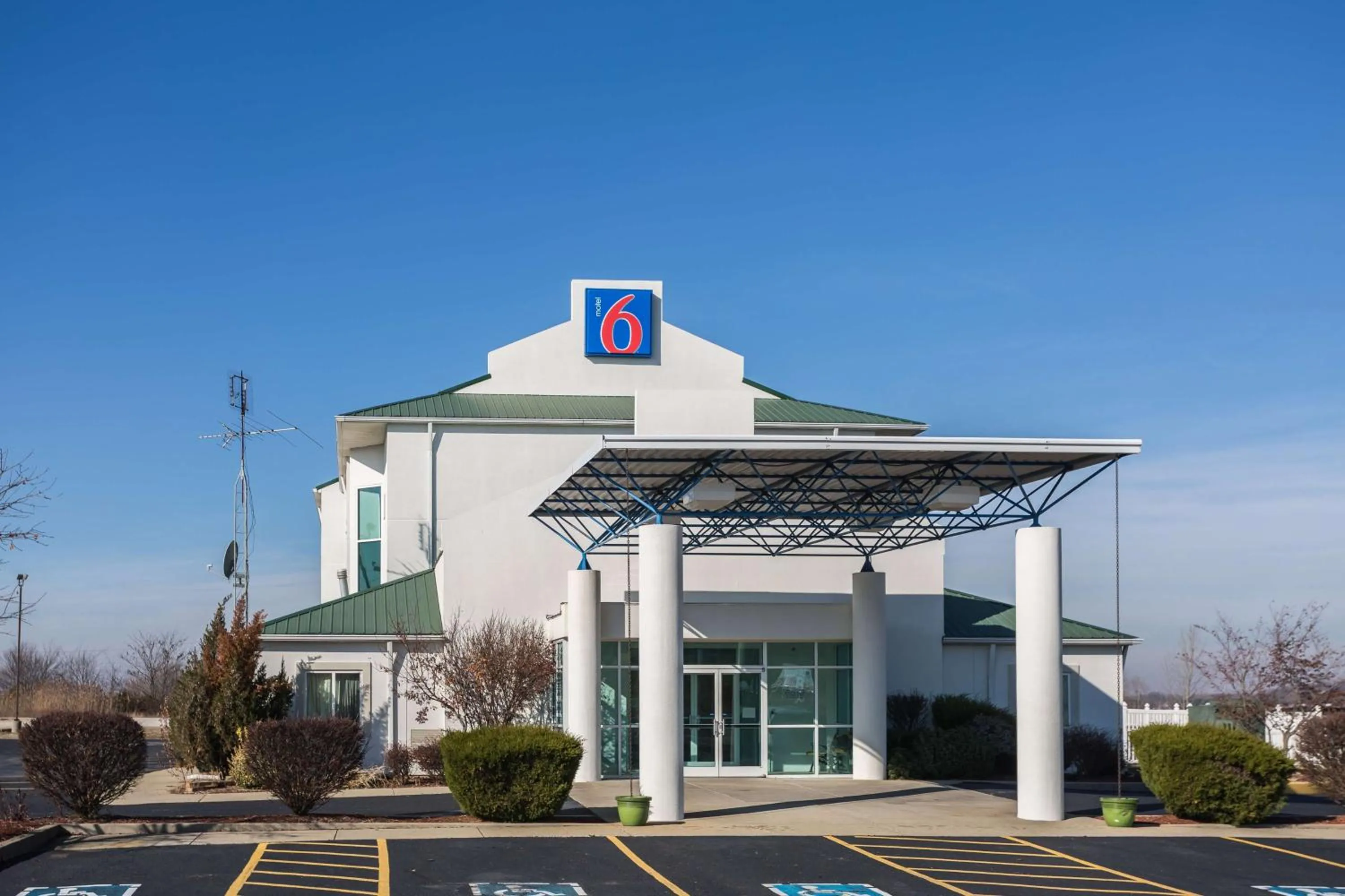 Property building in Motel 6 Dale, Indiana Near Holiday World and Splashing safari#Central Time #I64 Highway