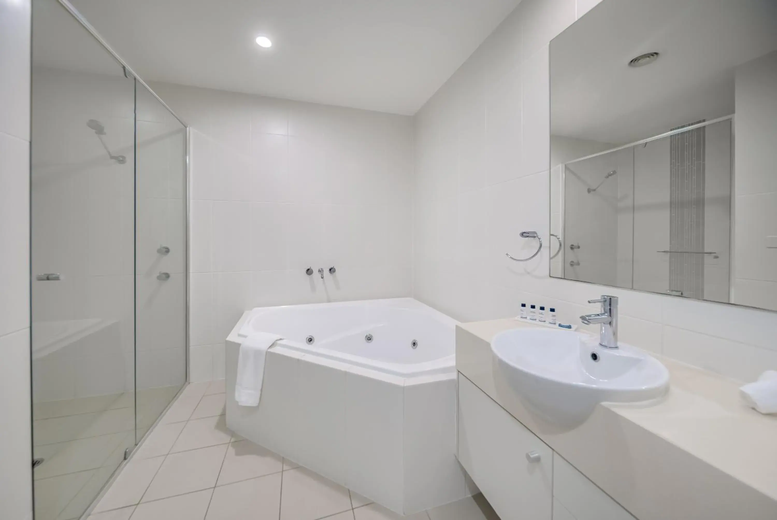 Three-Bedroom Apartment with Plunge Pool in Oaks Port Stephens Pacific Blue Resort Three-Bedroom Apartment with Plunge Pool in Oaks Port Stephens Pacific Blue Resort