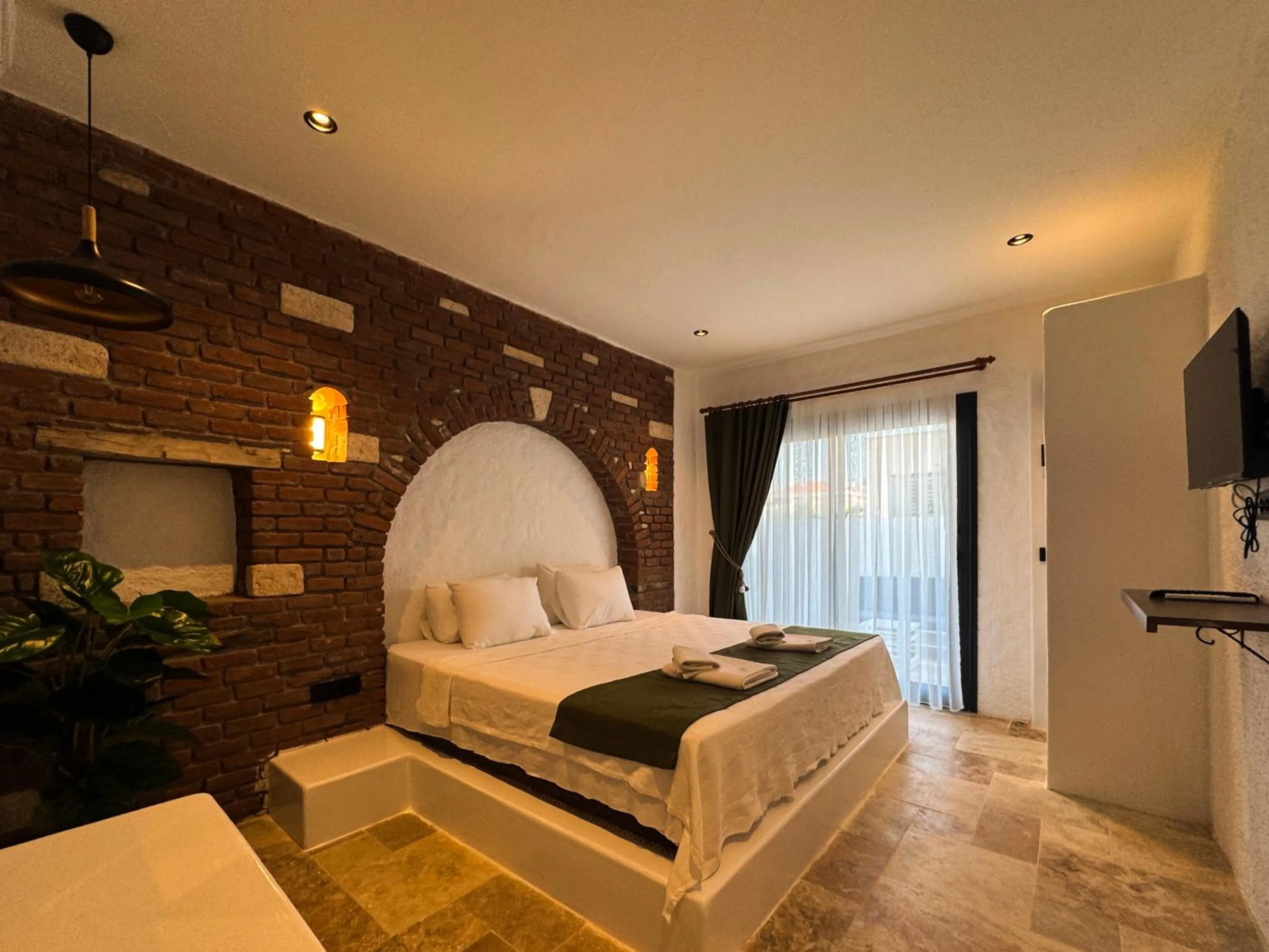 Communal lounge/ TV room, Bed in Villa Peri Alacati