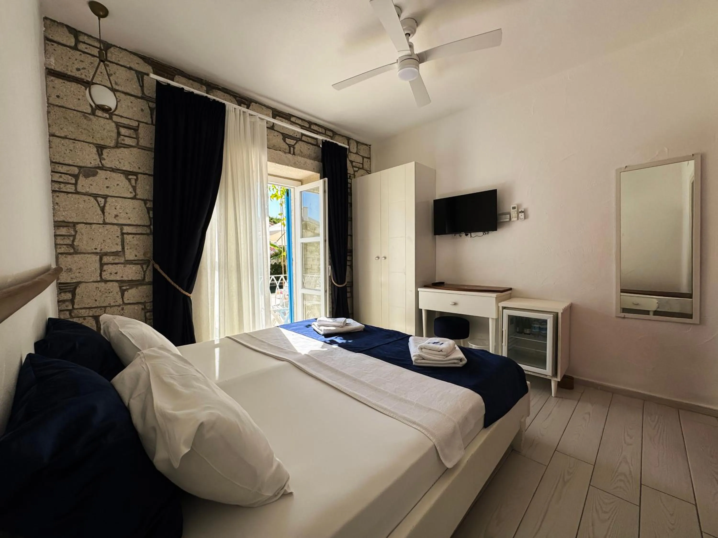 Photo of the whole room, Bed in Villa Peri Alacati